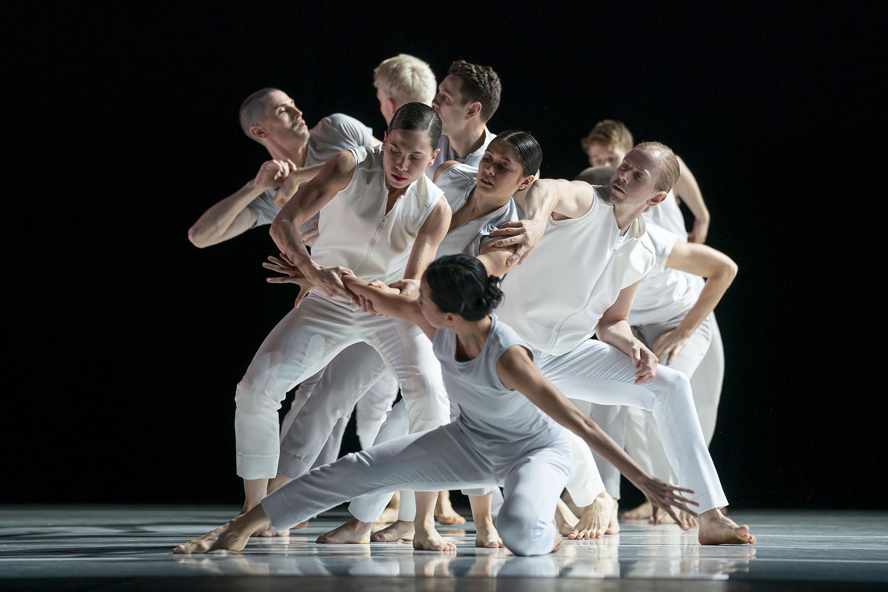 Hubbard Street Dance Chicago in “The Loss of Place” by Brian Brooks. (Photo by Todd Rosenberg)