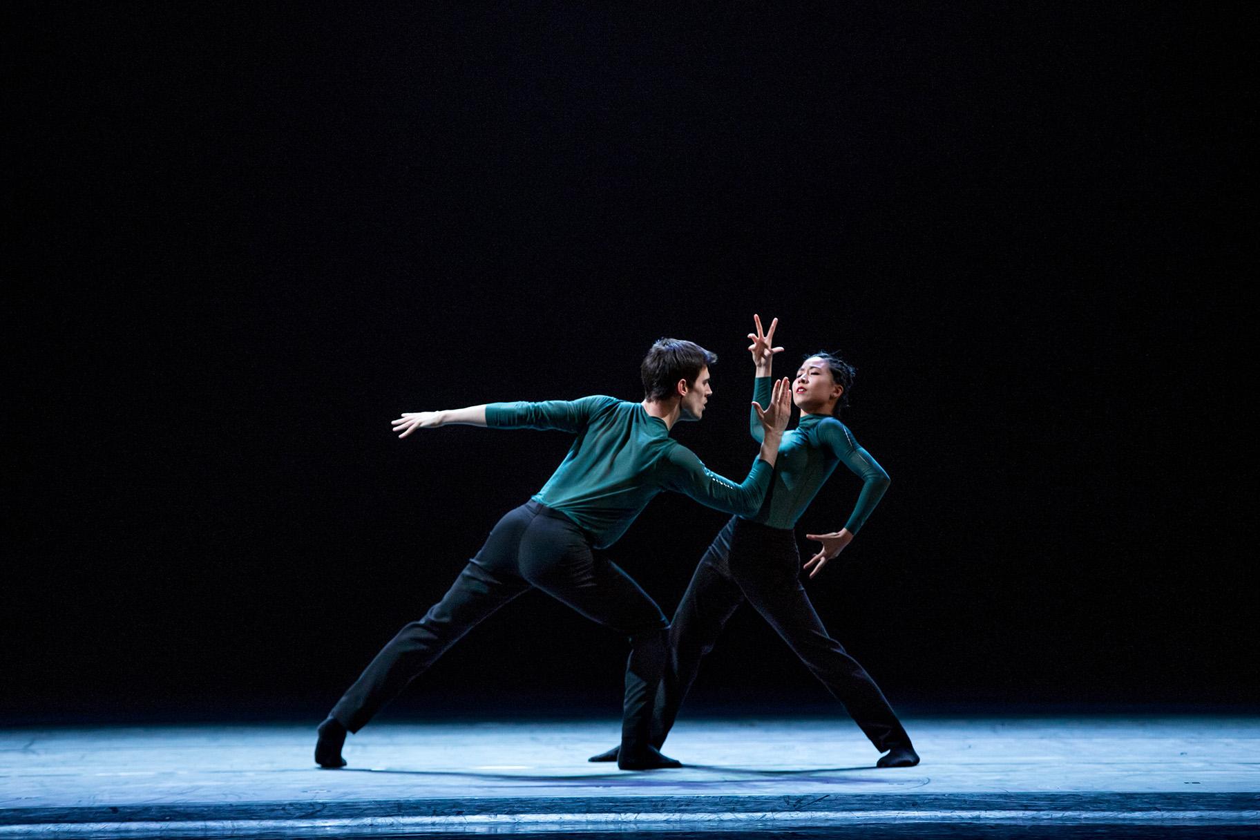 Hubbard Street Dancers Michael Gross and Connie Shiau in “Out of Your Mind” by Alejandro Cerrudo. (Photo by Cheryl Mann)