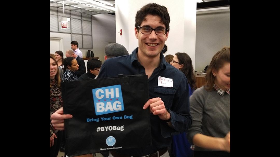 The Illinois Environmental Council distributed free reusable bags provided by the city of Chicago. (Illinois Environmental Council)