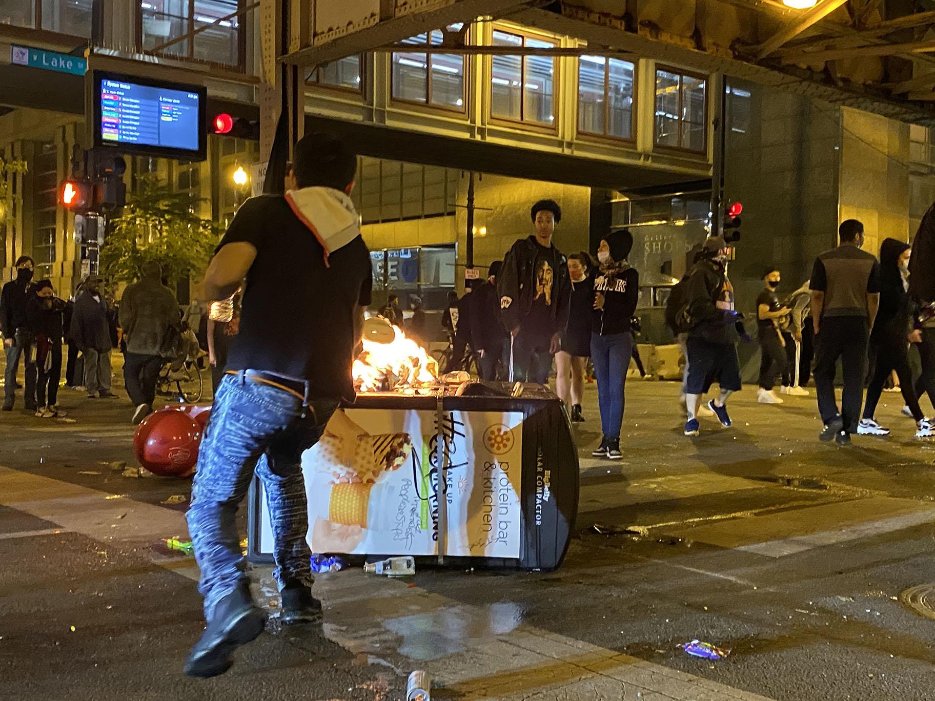 A chaotic scene in downtown Chicago on the evening of Saturday, May 30, 2020. (Hugo Balta / WTTW News)