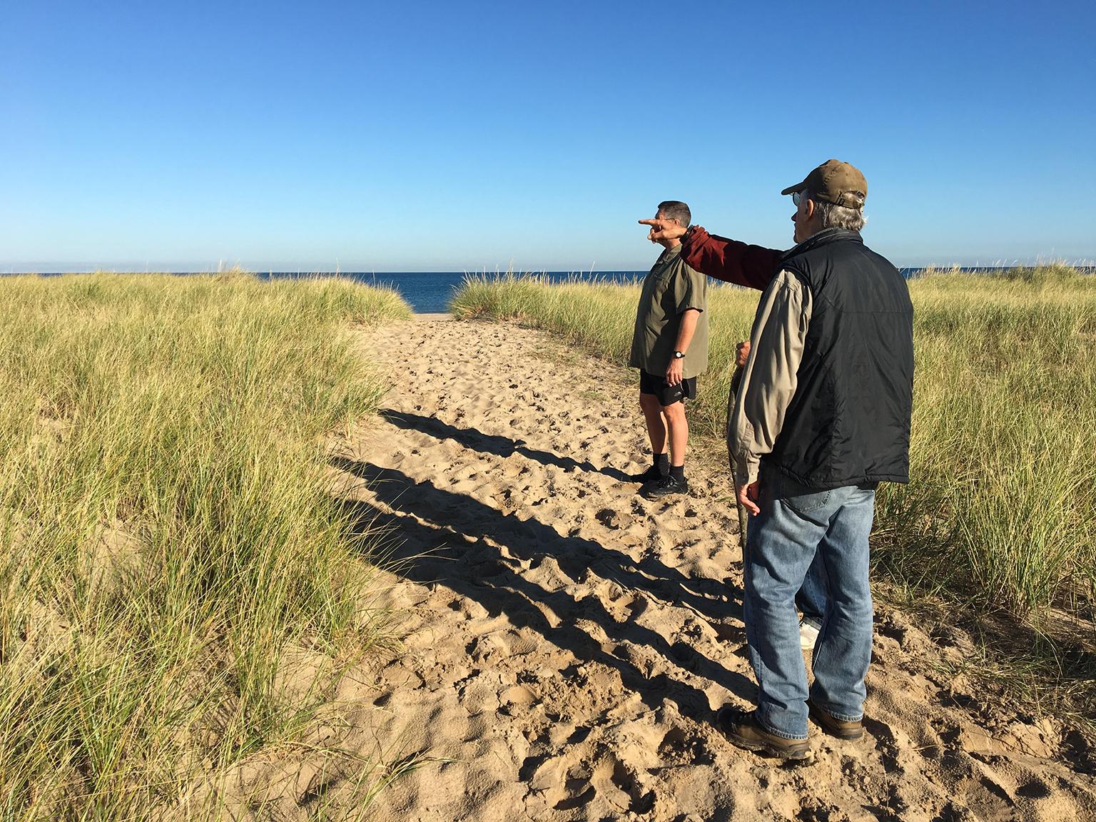 Residents of Dune Acres, Indiana, hike Cowles Bog Trail. (Katherine Moore Powell / The Field Museum)