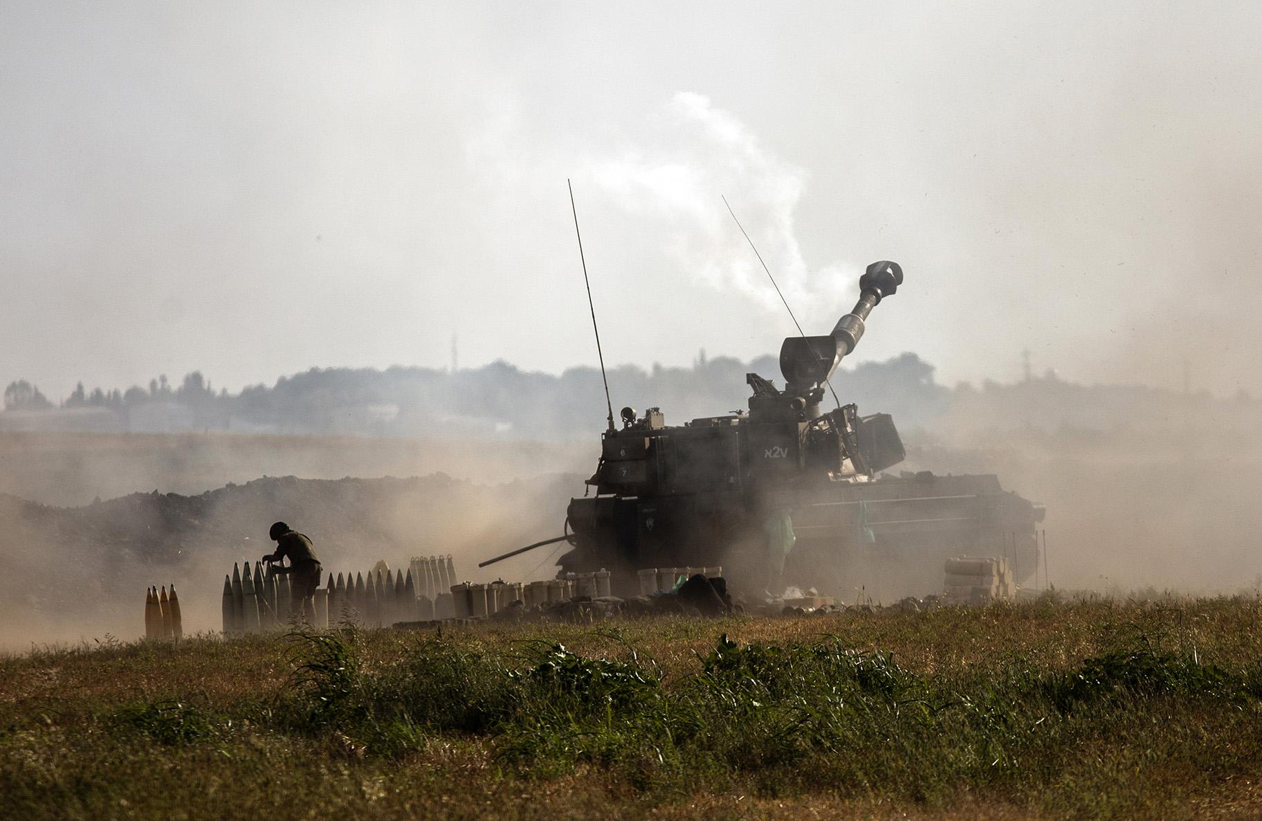 An Israeli artillery unit fires toward targets in the Gaza Strip, at the Israeli-Gaza border, Sunday, May 16, 2021. (AP Photo / Heidi Levine)
