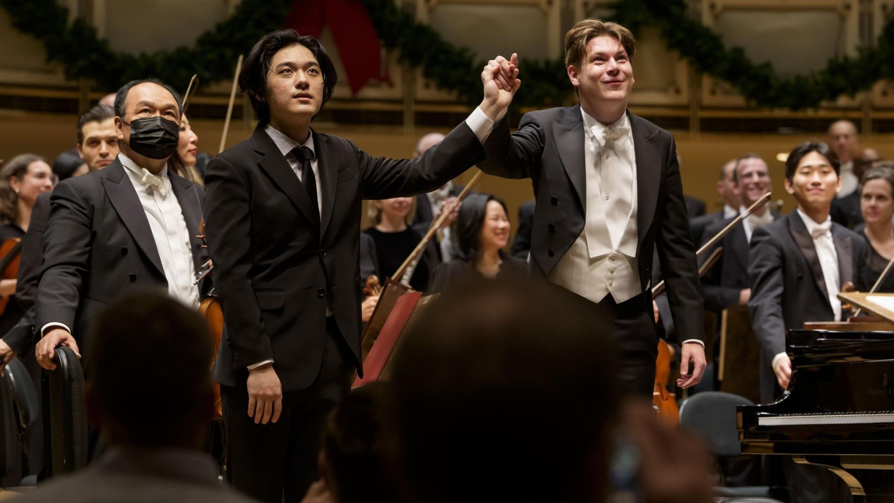 Conductor Klaus Mäkelä, right, and pianist Yunchan Lim during a concert with the Chicago Symphony Orchestra on Dec. 18, 2025. (Todd Rosenberg)