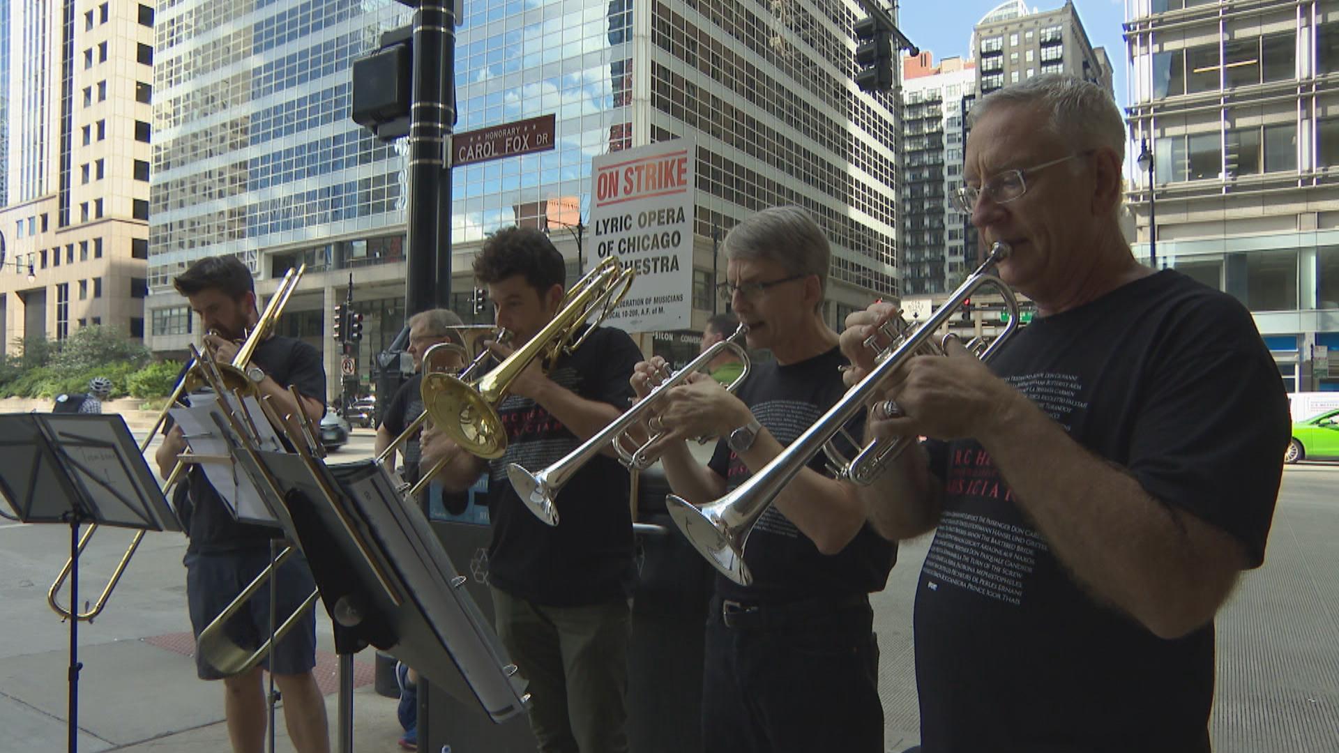 Members of the Chicago Lyric Opera Orchestra strike on Oct. 9, 2018. (Chicago Tonight)