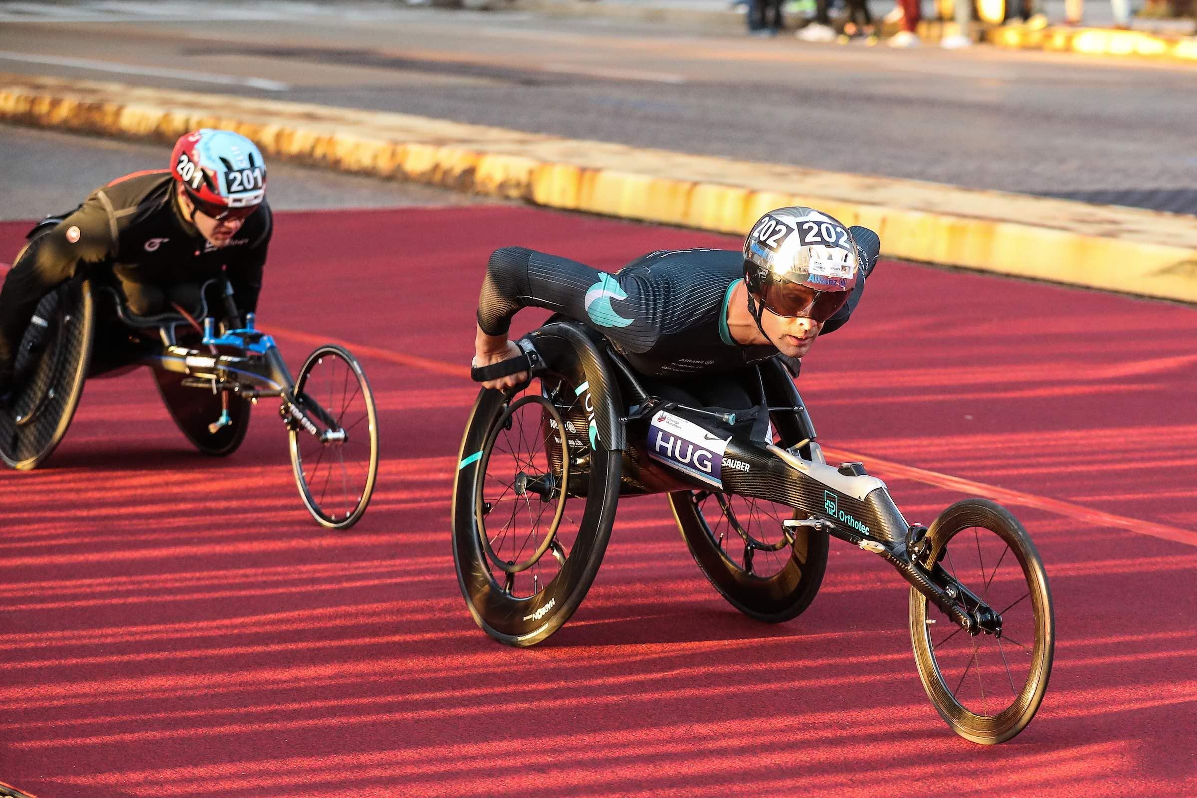 Marcel Hug, men's champ in the wheelchair division, on the course in 2022. (Kevin Morris / 2022 Bank of America Chicago Marathon)