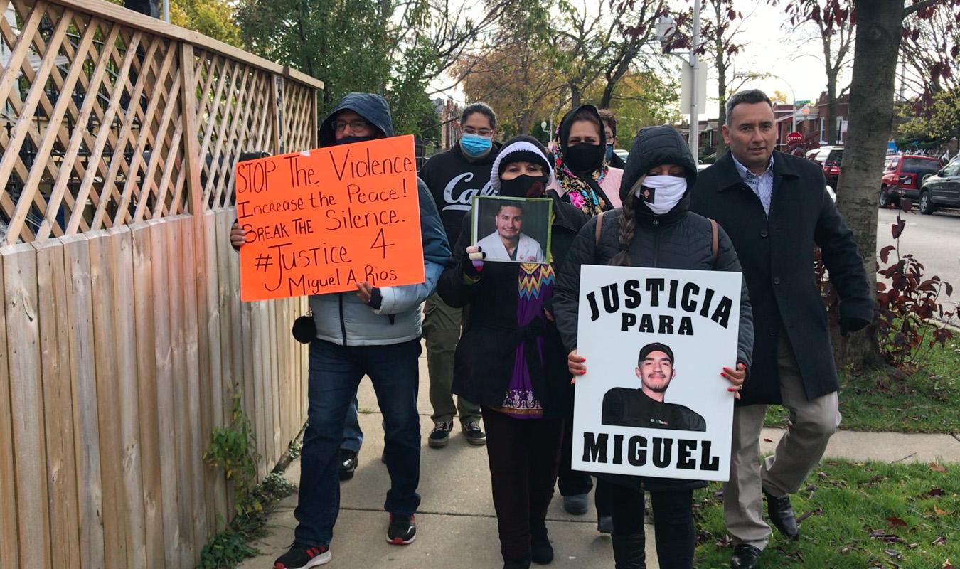 The families and organizers take a walk around the block while calling for justice in English and Spanish on Sunday, Nov. 1, 2020. (Ariel Parrella-Aureli / WTTW News)