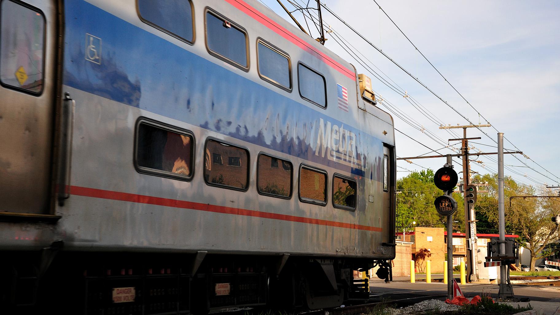 A southbound Metra Electric District train departs 79th Street station. (vxla / Flickr)
