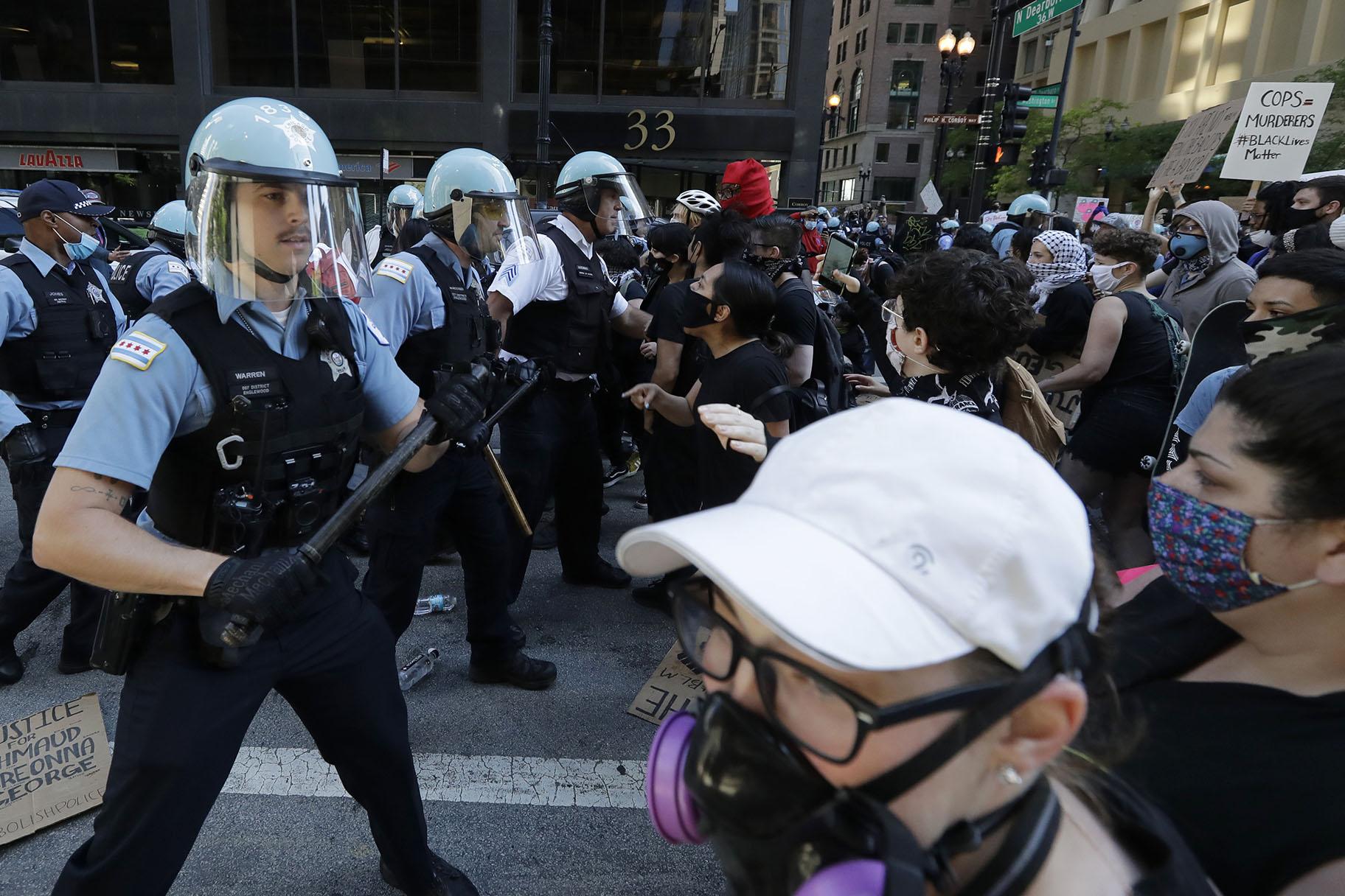 Chicago Police officers and protesters clash during a protest over the death of George Floyd in Chicago, Saturday, May 30, 2020. Floyd died after being taken into custody and restrained by Minneapolis police on Memorial Day in Minnesota. (AP Photo / Nam Y. Huh)