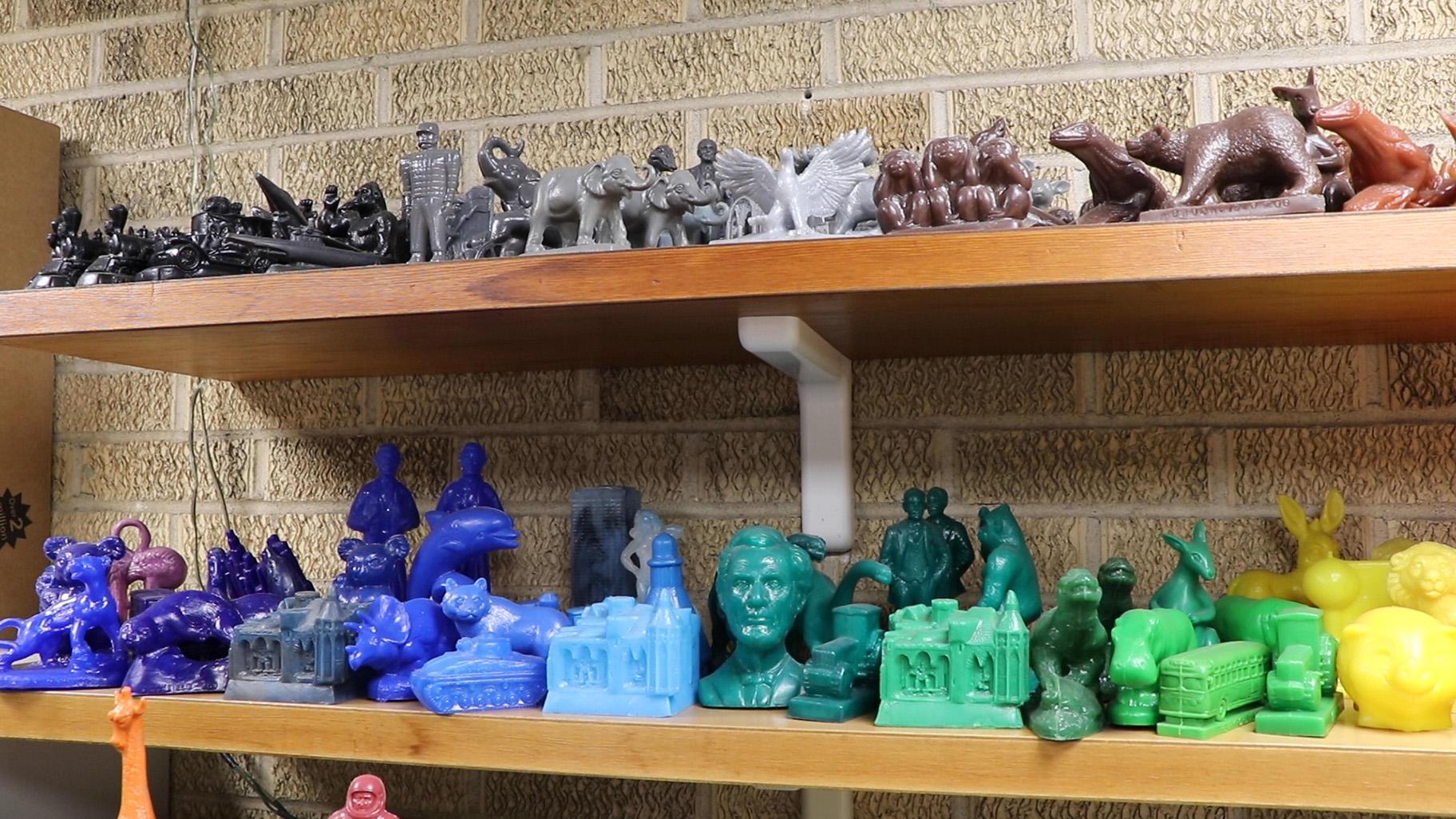 Une collection de modèles Mold-A-Rama en plastique passés et présents à l'intérieur de l'atelier mécanique de Mold-A-Rama Inc. dans la banlieue ouest de Chicago, à Lyons, dans l'Illinois. (Evan Garcia / WTTW News)