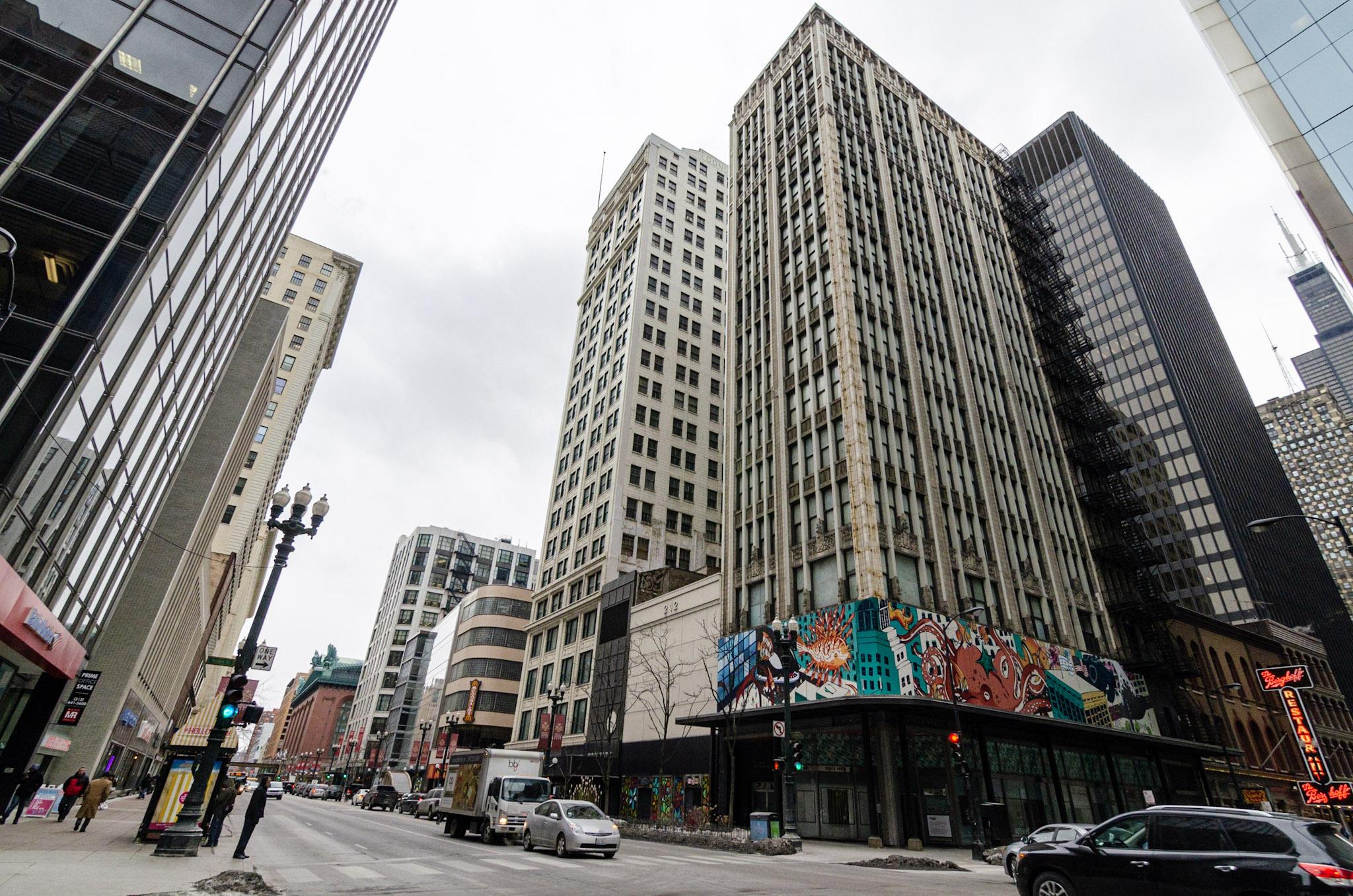 The Century Building, 202 S. State St., built in 1915, architects Holabird and Roche. Consumers Building, 220 S. State St., built in 1913, architects Jenney, Mundie and Jensen. (Preservation Chicago / Eric Allix Rogers)