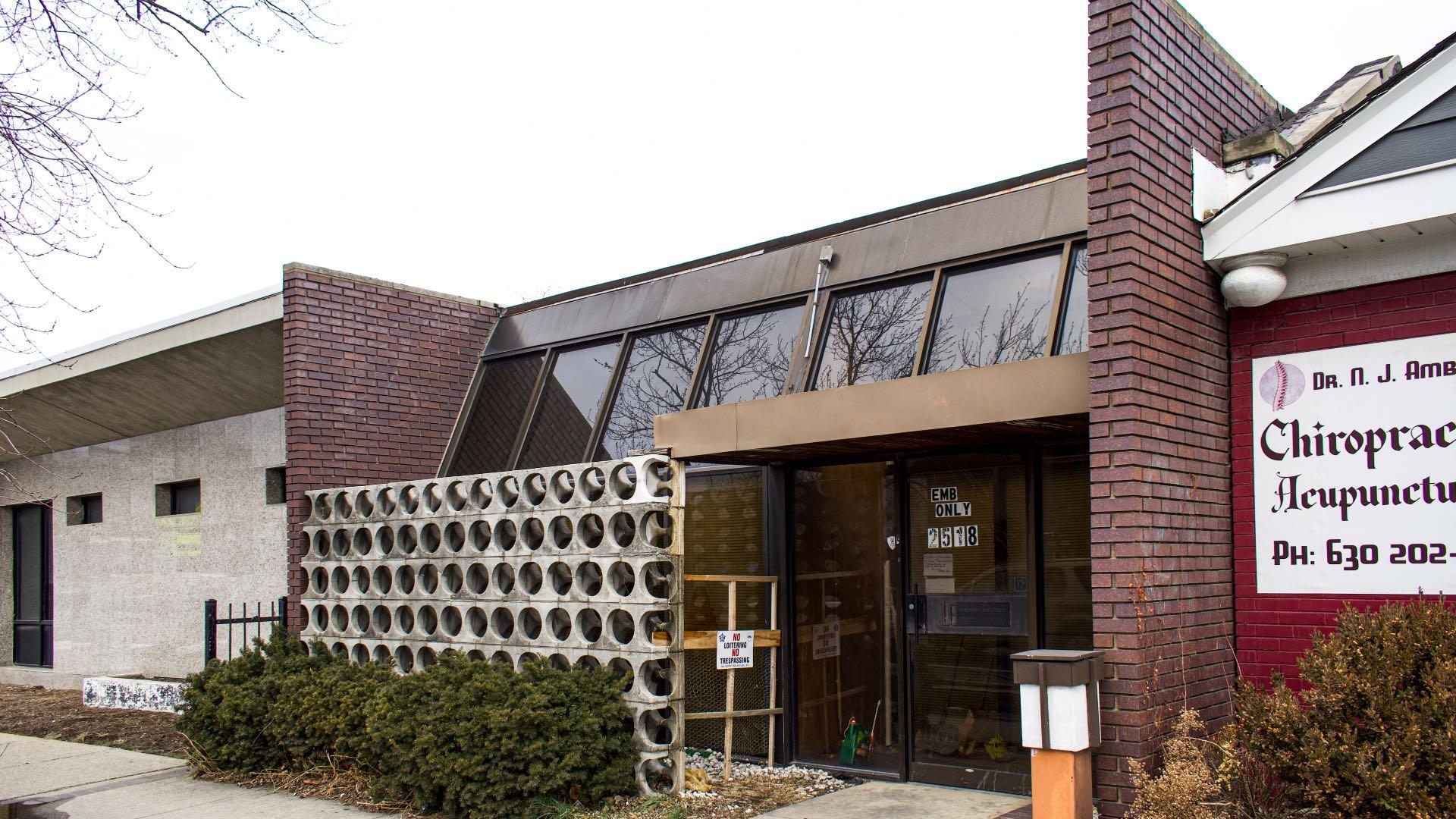 A Midcentury Modern office building on Peterson Avenue, one of several on a stretch that spans from West Ridge to North Park. (Preservation Chicago / Max Chavez) A Midcentury Modern office building on Peterson Avenue, one of several on a stretch that spans from West Ridge to North Park. (Preservation Chicago / Max Chavez)
