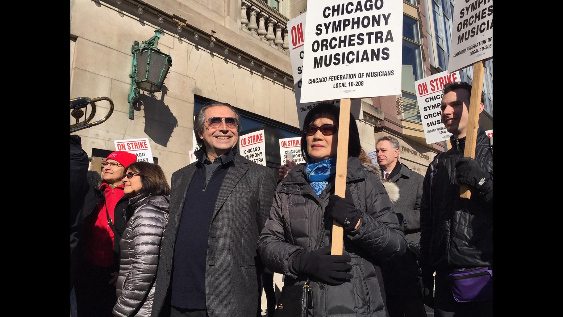 Conductor Riccardo Muti joins striking Chicago Symphony Orchestra musicians Tuesday, March 12, 2019 outside Symphony Center. (Eddie Arruza / WTTW News)