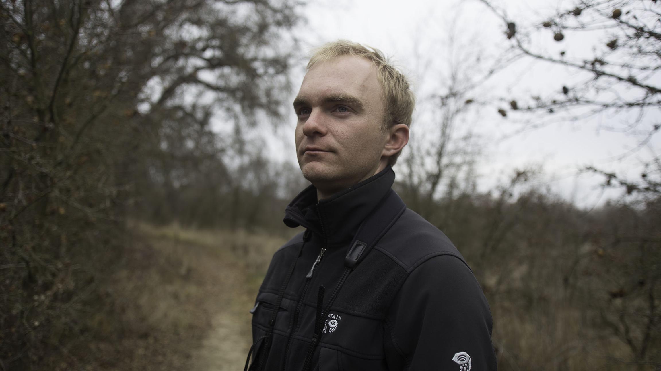 Noah Strycker birding in California in 2014. (Bkpix / Wikimedia Commons)