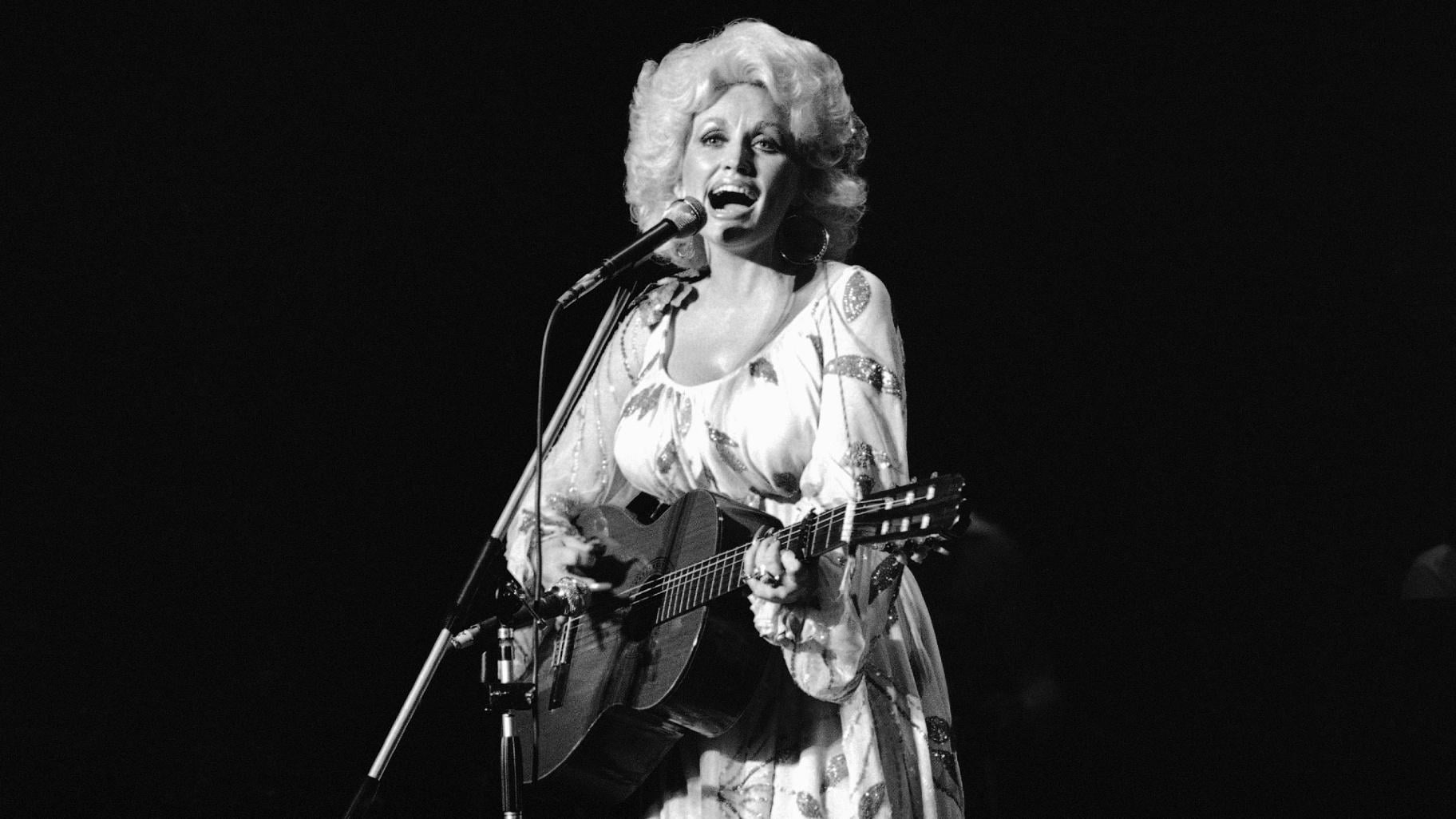 FILE - Dolly Parton performs in concert in Tokyo, July 30, 1979. (AP Photo / Tsugufumi Matsumoto, File)