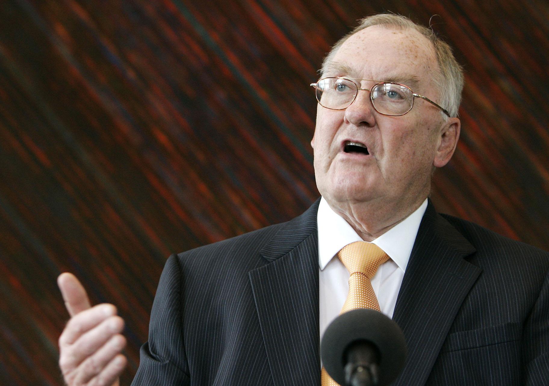 In this Aug. 21, 2007 file photo, former Illinois Gov. Jim Thompson, pauses before beginning a news conference in Chicago. (AP Photo / M. Spencer Green, File)