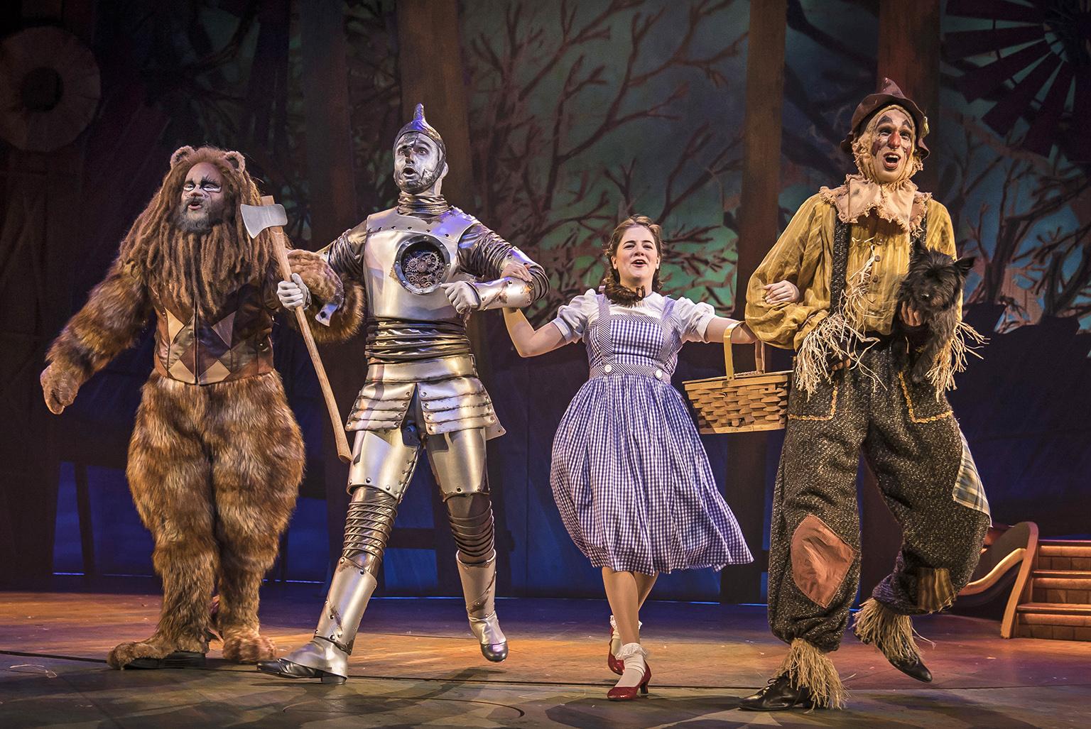 From left: Paul-Jordan Jansen, Carl Draper, Elizabeth Stenholt, Kyle Adams and Nessa (as Toto) in Paramount Theatre’s “The Wizard of Oz.” (Photo credit: Liz Lauren)