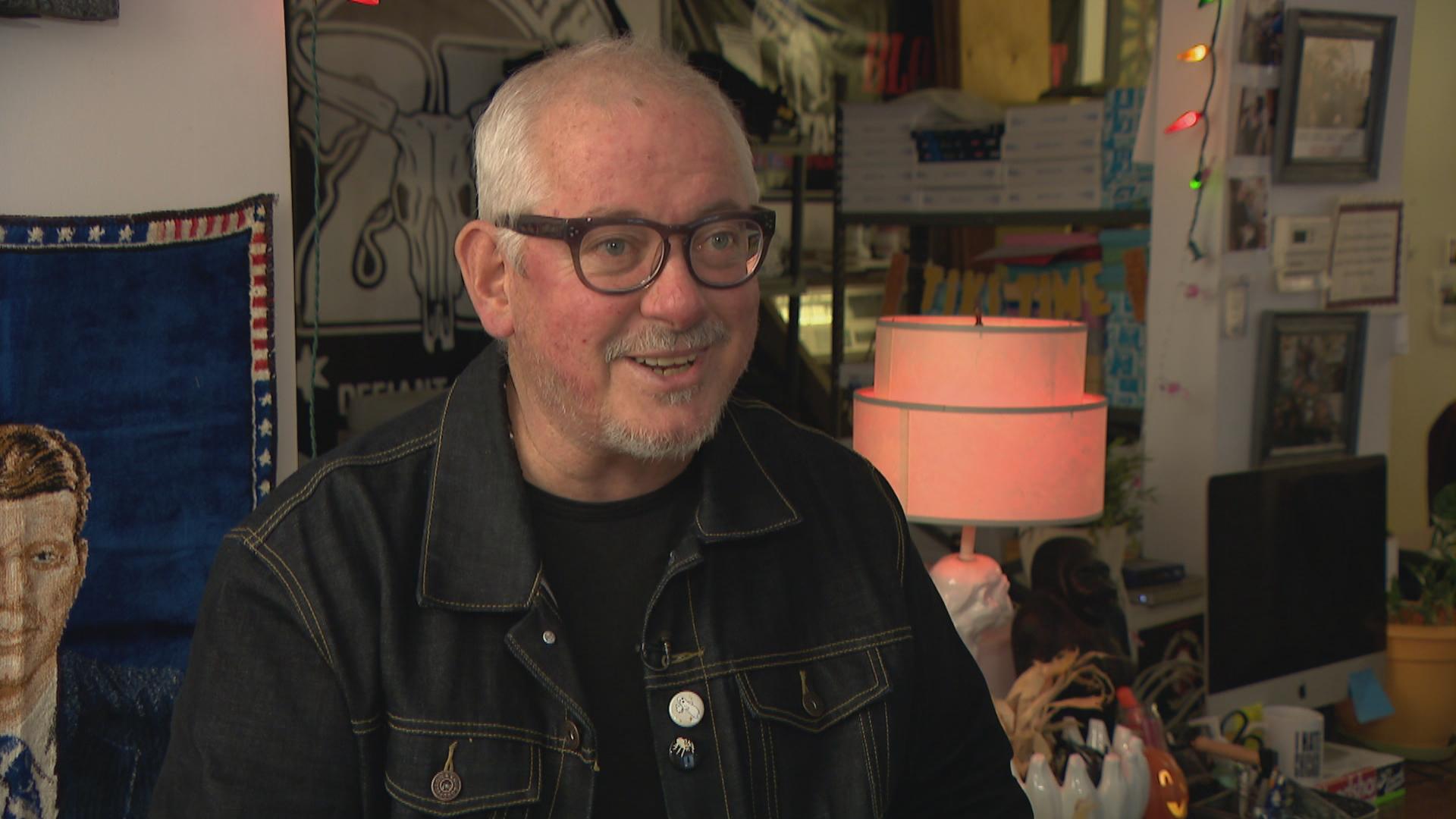 Chicago-based musician Jon Langford speaks with WTTW News about long relationship with Bloodshot Records. (WTTW News)