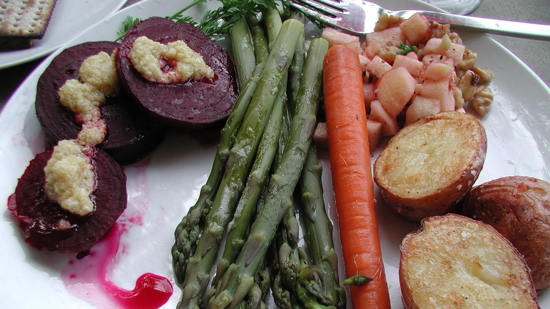 A Seder dinner service. (mollyjade / Flickr)