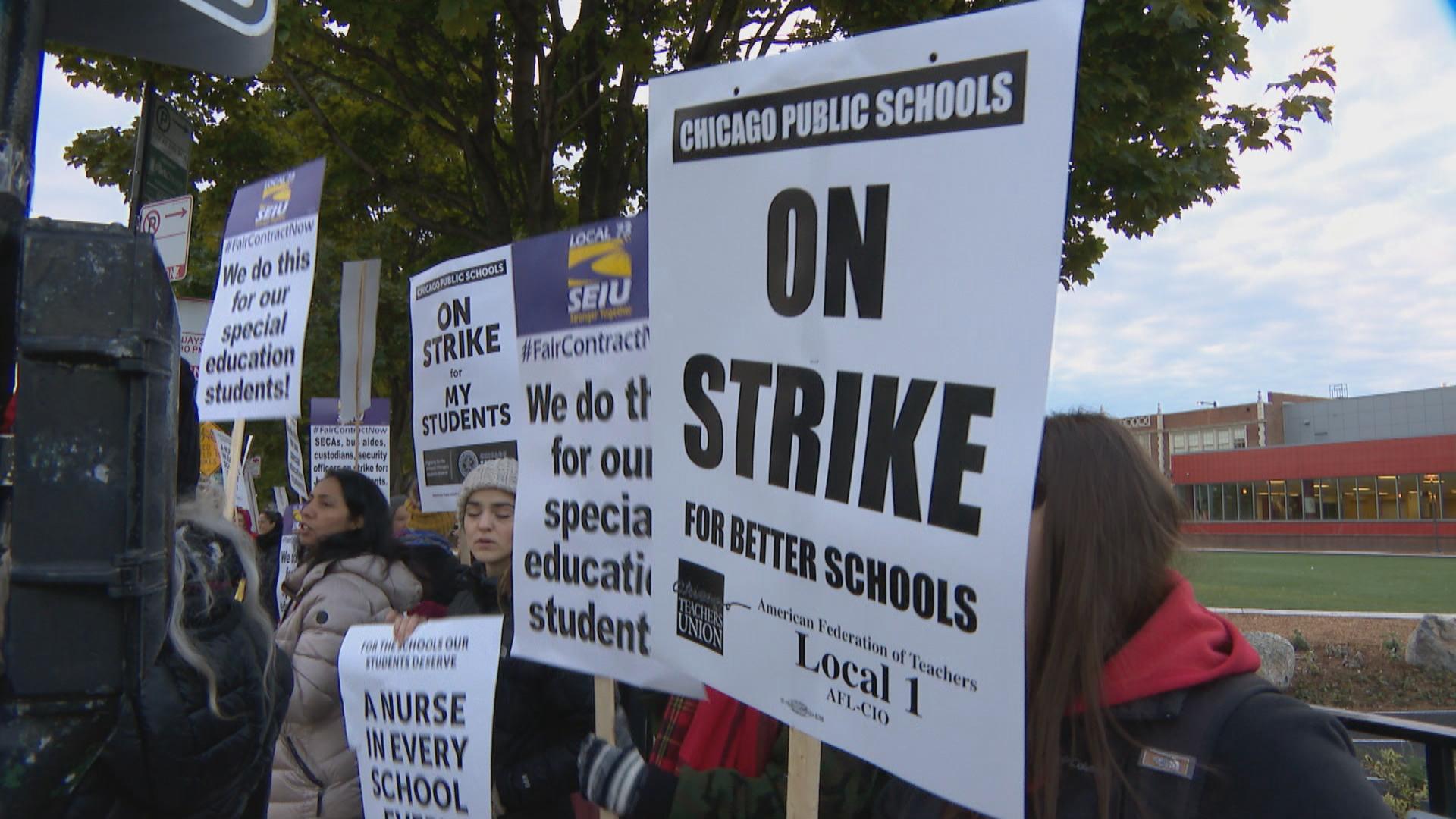 Teachers and support staff on the picket line Thursday, Oct. 17, 2019 at Peterson Elementary in North Park. (WTTW News)