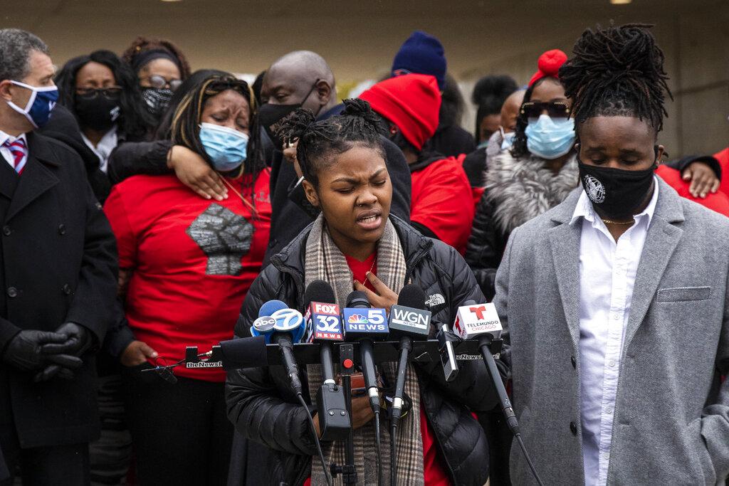 Clifftina Johnson (back, left), Tafara Williams’ mother, cries as her daughter, Sasha Williams, sings during a press conference outside Waukegan’s city hall complex, Tuesday morning, Oct. 27, 2020. (Ashlee Rezin Garcia / Chicago Sun-Times via AP)