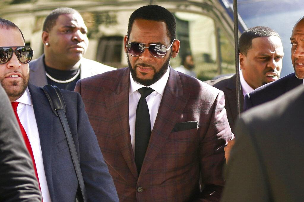 In this June 26, 2019 file photo, R&B singer R. Kelly, center, arrives at the Leighton Criminal Court building for an arraignment on sex-related felonies in Chicago. (AP Photo / Amr Alfiky, File)
