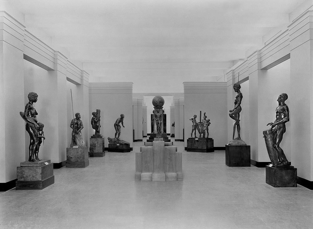 The 1933 installation of "The Races of Mankind" exhibition, which was de-installed in 1969. © The Field Museum