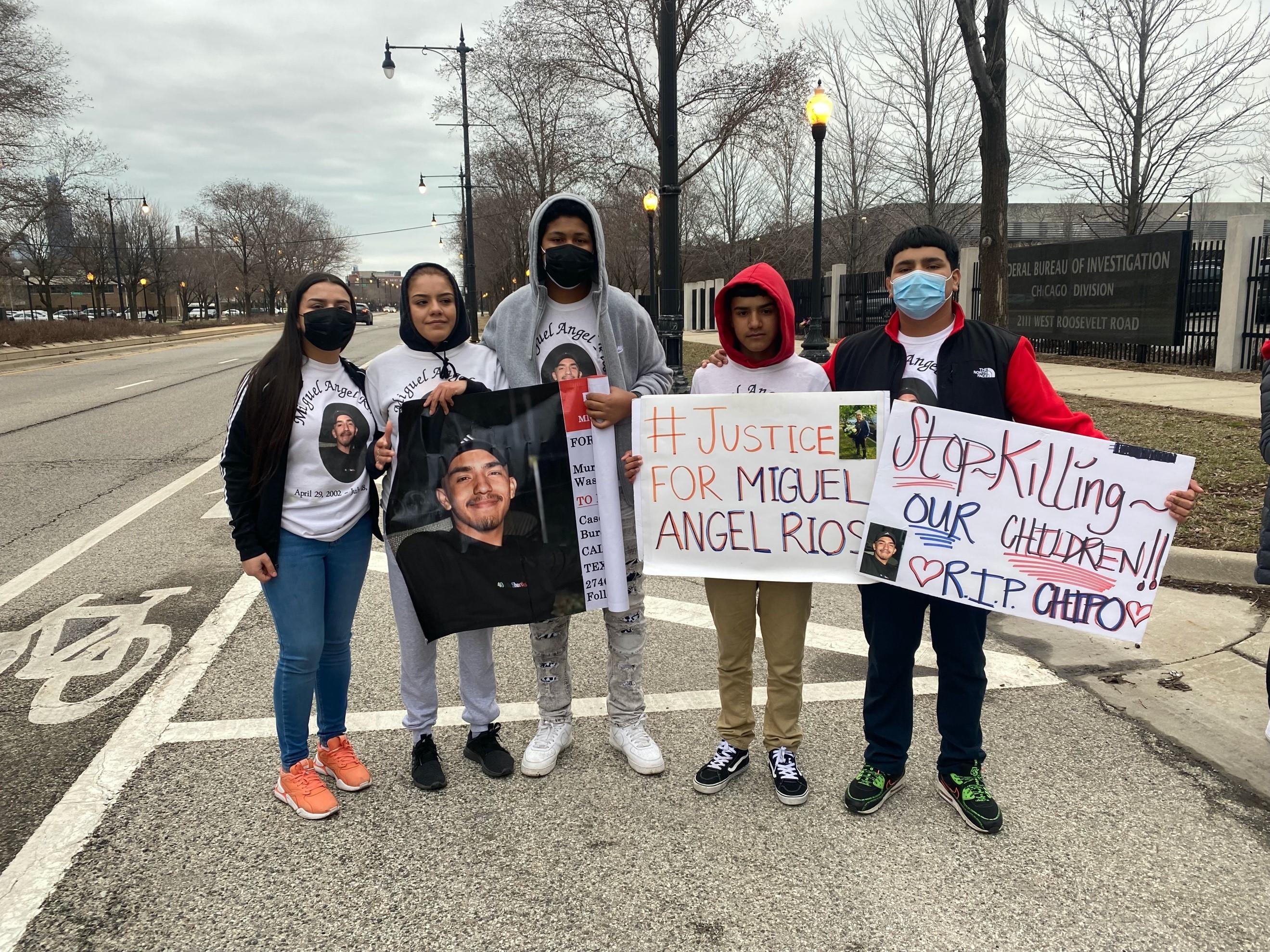 The siblings of Miguel Angel Rios, whose killing remains unsolved, gathered at the FBI Chicago field office on March 22, 2022. (Joanna Hernandez / WTTW News)
