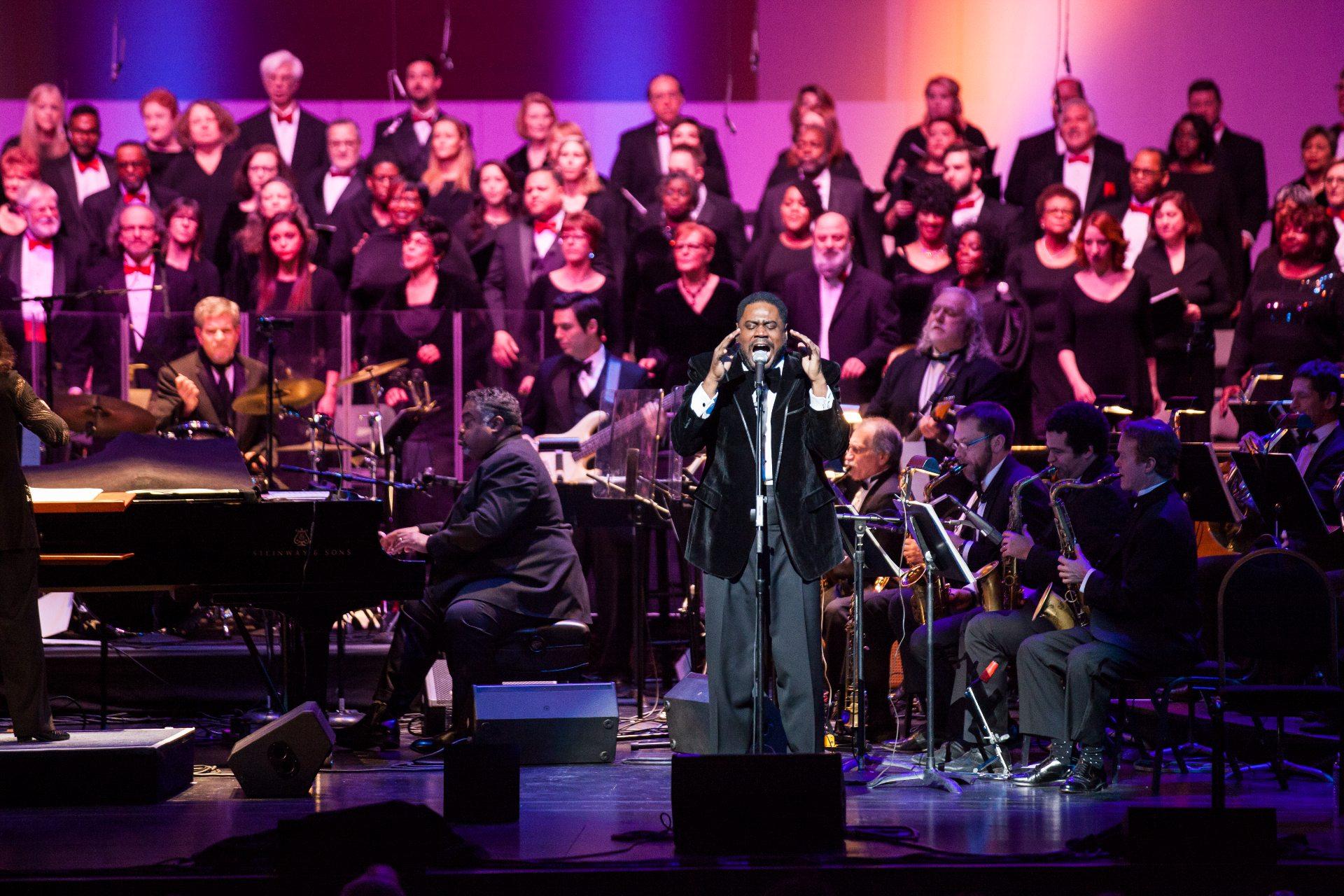 Rodrick Dixon performs with the choir. (Photo by Kristie Khas)