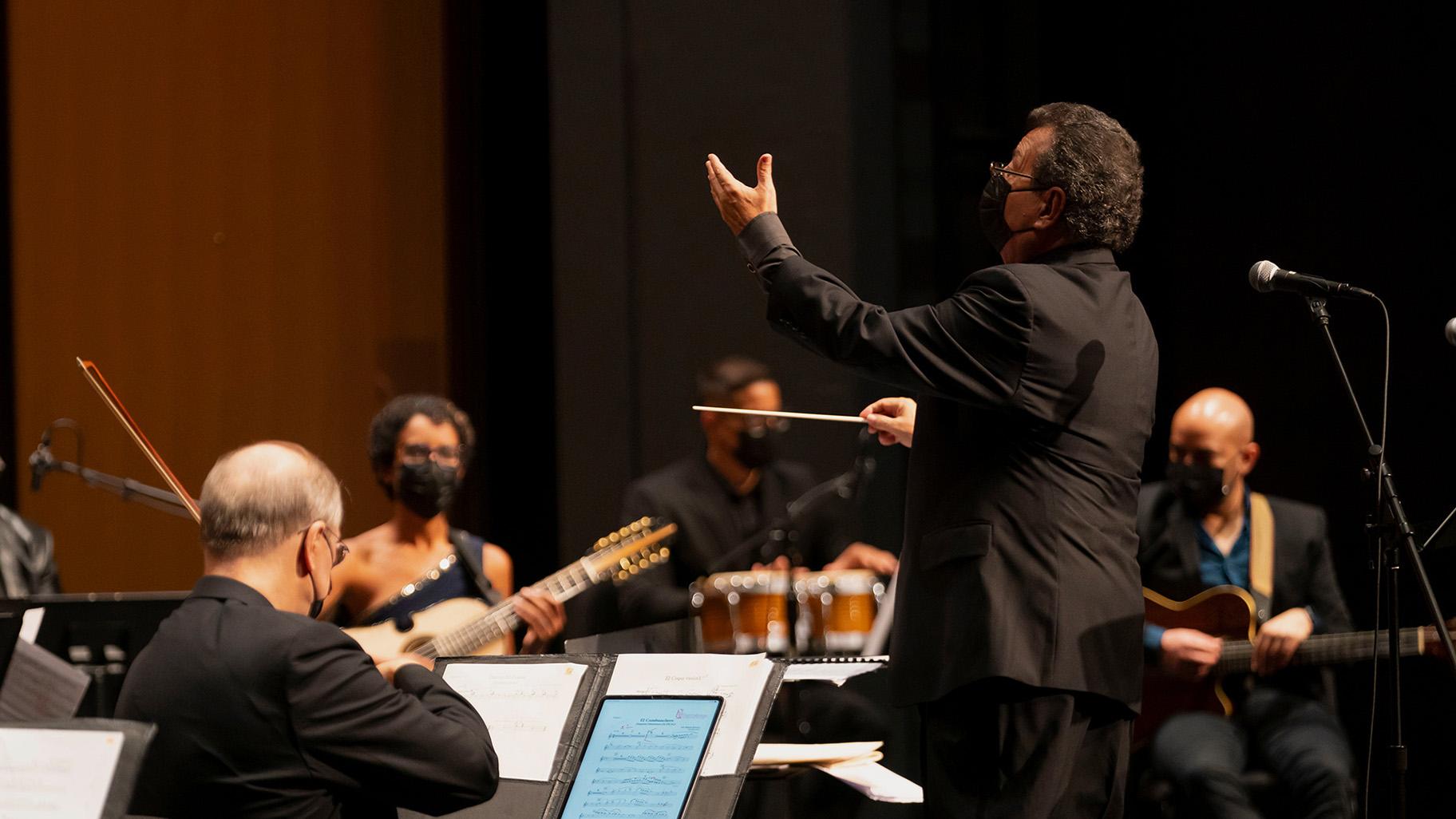 Conductor Roselín Pabón leads the performance in “From San Juan to Chicago: Un Puente Musical.” (Courtesy Chicago Philharmonic)
