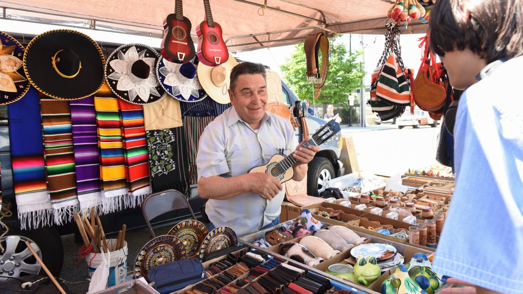Maxwell Street Market. (Walter S. Mitchell / City of Chicago)