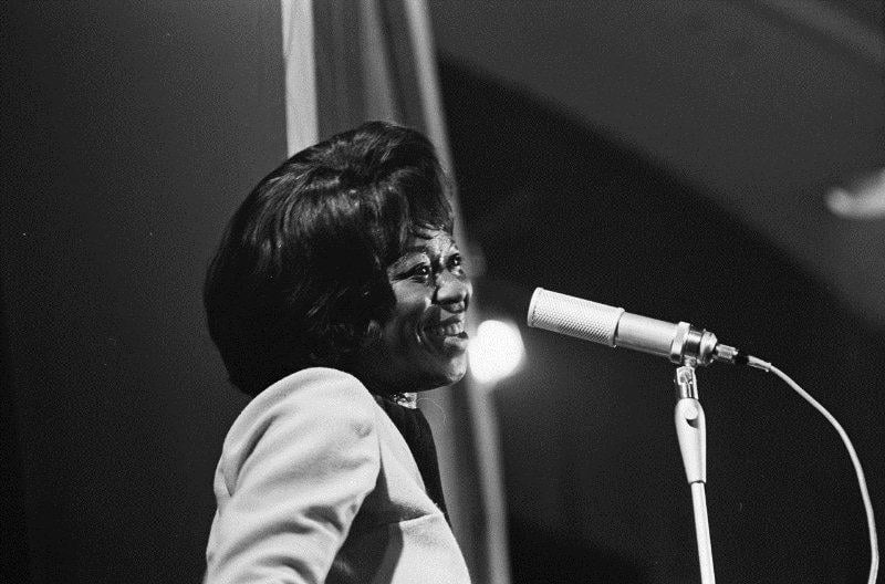 Sarah Vaughan performs at the Grand Gala du Disque Populaire in the Netherlands in 1963. (Nationaal Archief, Den Haag, Rijksfotoarchief: Fotocollectie Algemeen Nederlands Fotopersbureau (ANEFO) via Wikimedia Commons)