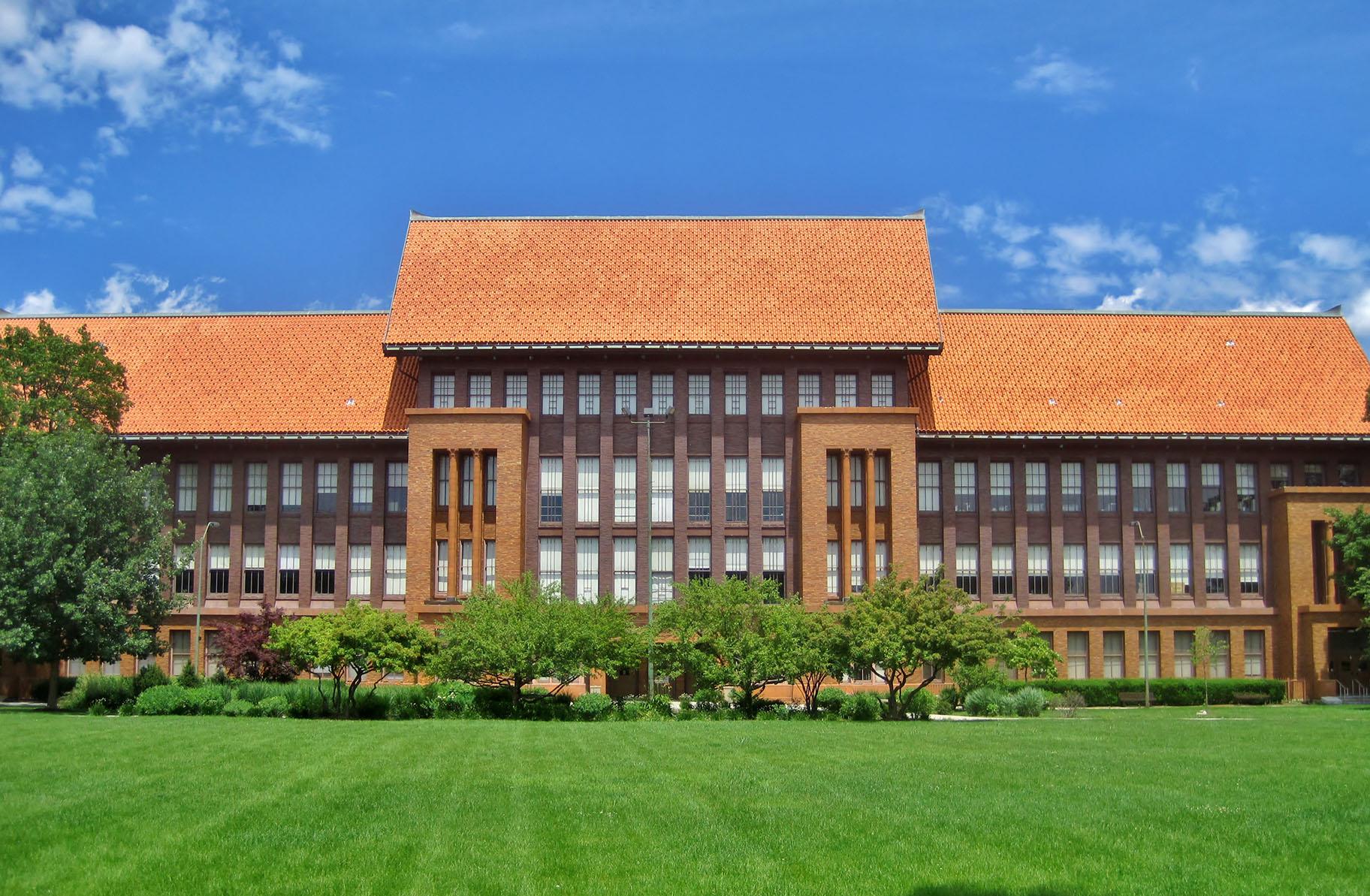 Carl Schurz High School (Carl Schurz High School / Wikimedia Commons) 