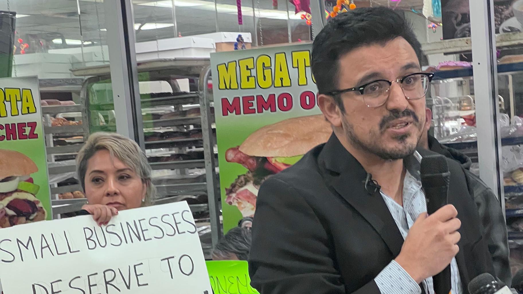 Ald. Byron Sigcho-Lopez (25th Ward) speaks to vendors at the Discount Mall. (Joanna Hernandez / WTTW News)