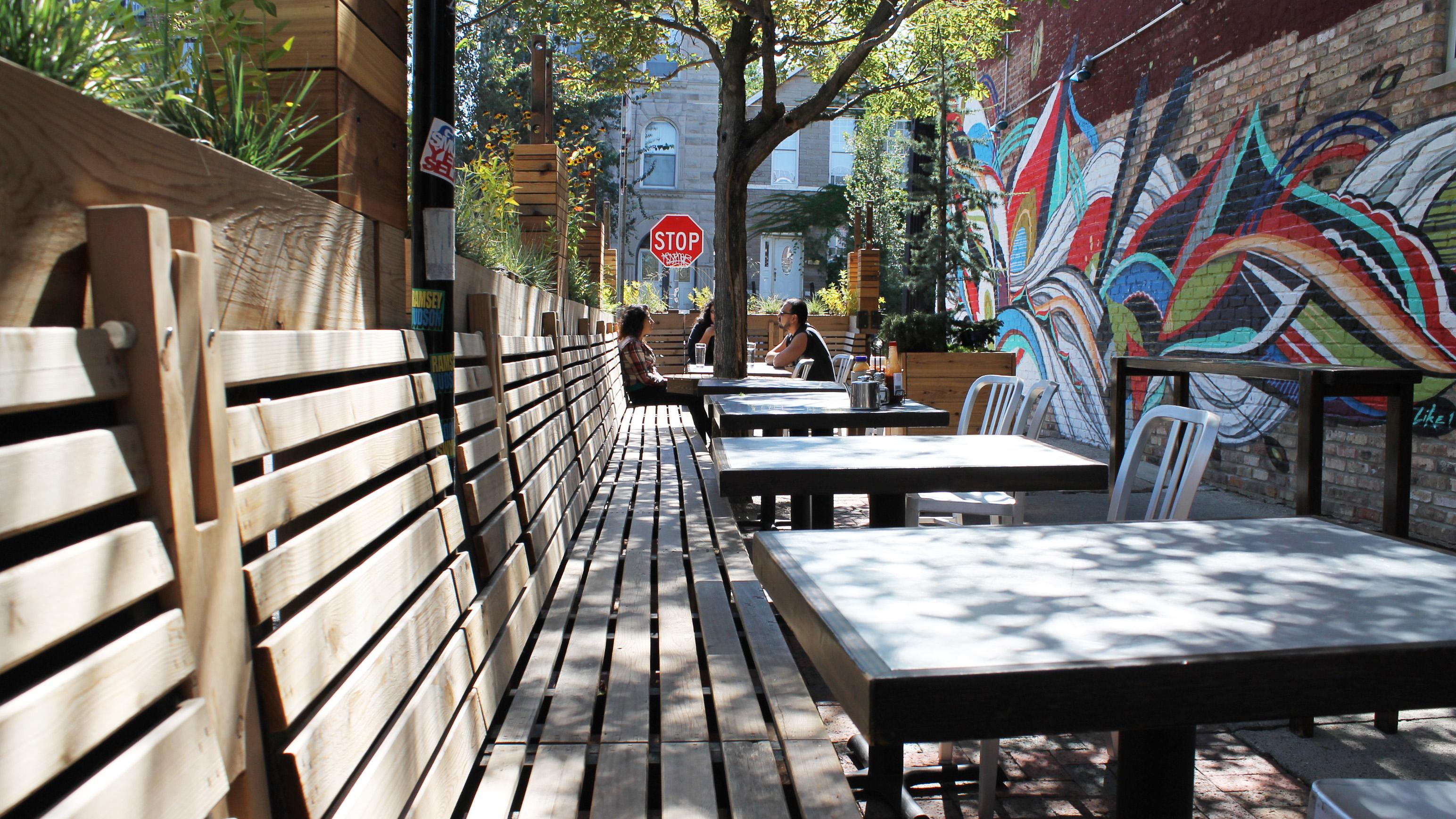 The patio at Simone’s Bar in Pilsen. (Connie Ma / Flickr)