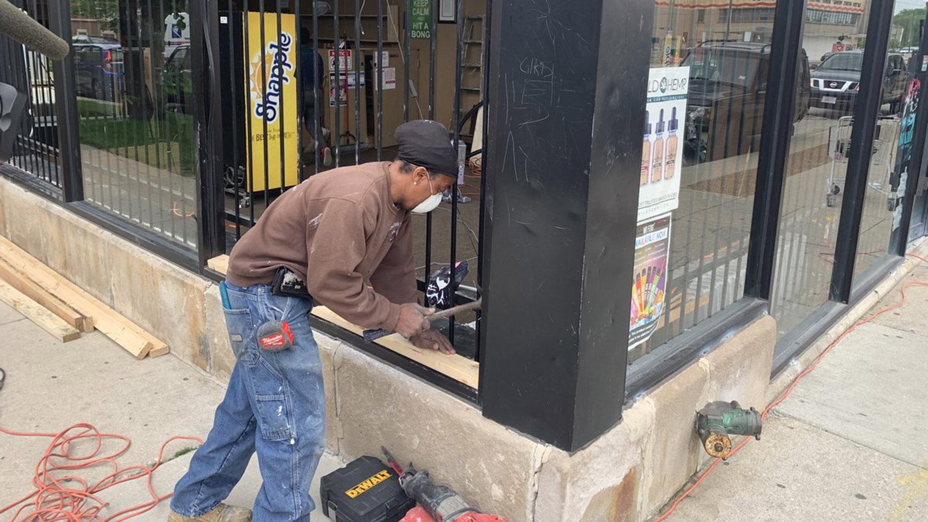 Crews start boarding up the 3 Smokin Sisters Tobacco Shop on 71st Street in Chicago’s South Shore neighborhood. Shop owners emptied the store of inventory following looting on Sunday, May 31, 2020. (@paschutz / Twitter)