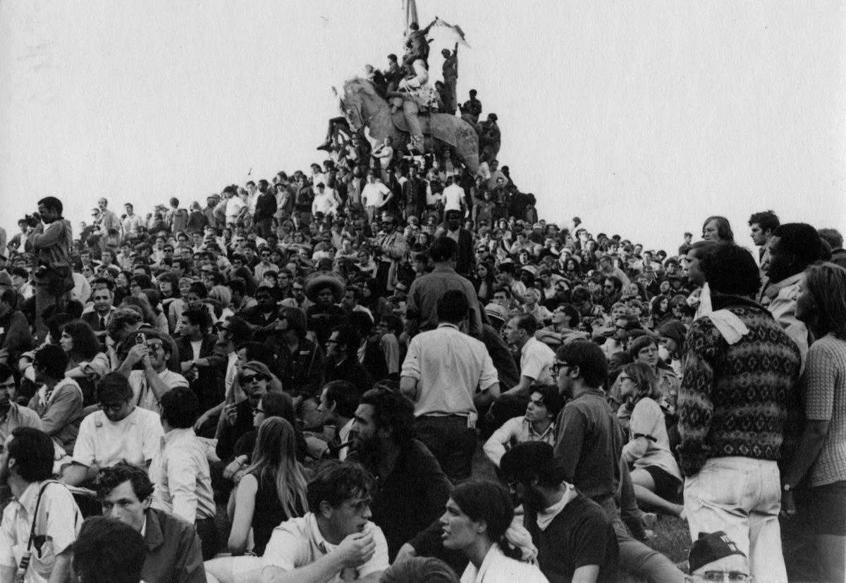 Peter Bullock's 1968 photograph of protesters at the Gen. Logan Monument. (Chicago History Museum, ICHi-50772; Peter Bullock, photographer)