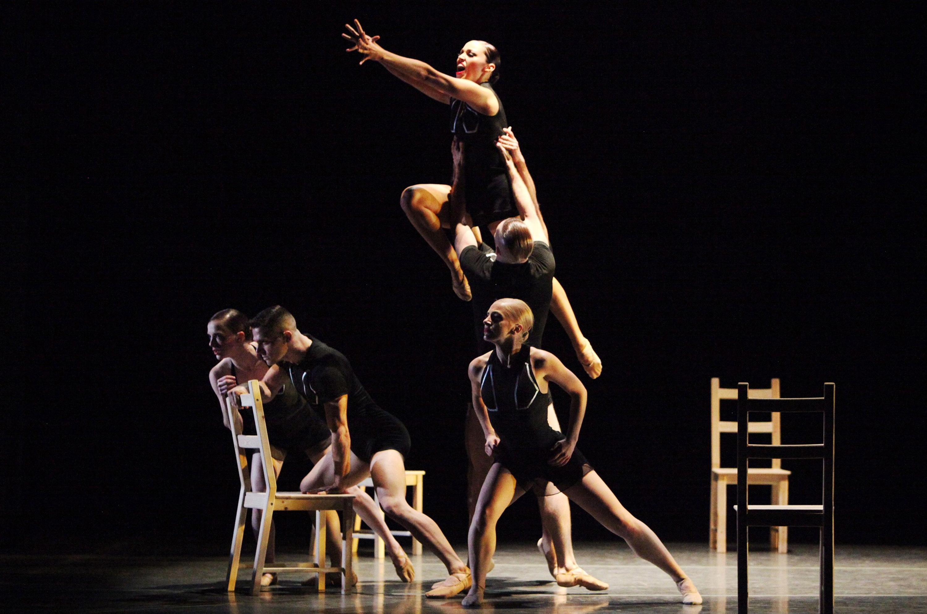 Giordano Dance Chicago in Ray Mercer’s “Tossed Around”(2017). (Photo by Gorman Cook Photography)