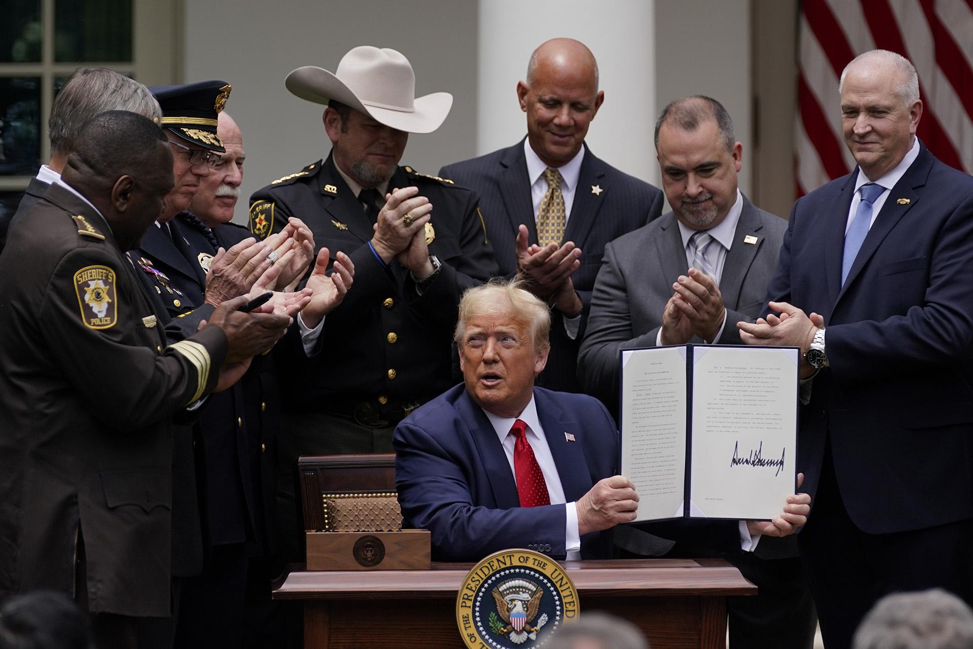 Law enforcement officials applaud after President Donald Trump signed an executive order on police reform, in the Rose Garden of the White House, Tuesday, June 16, 2020, in Washington. (AP Photo / Evan Vucci)