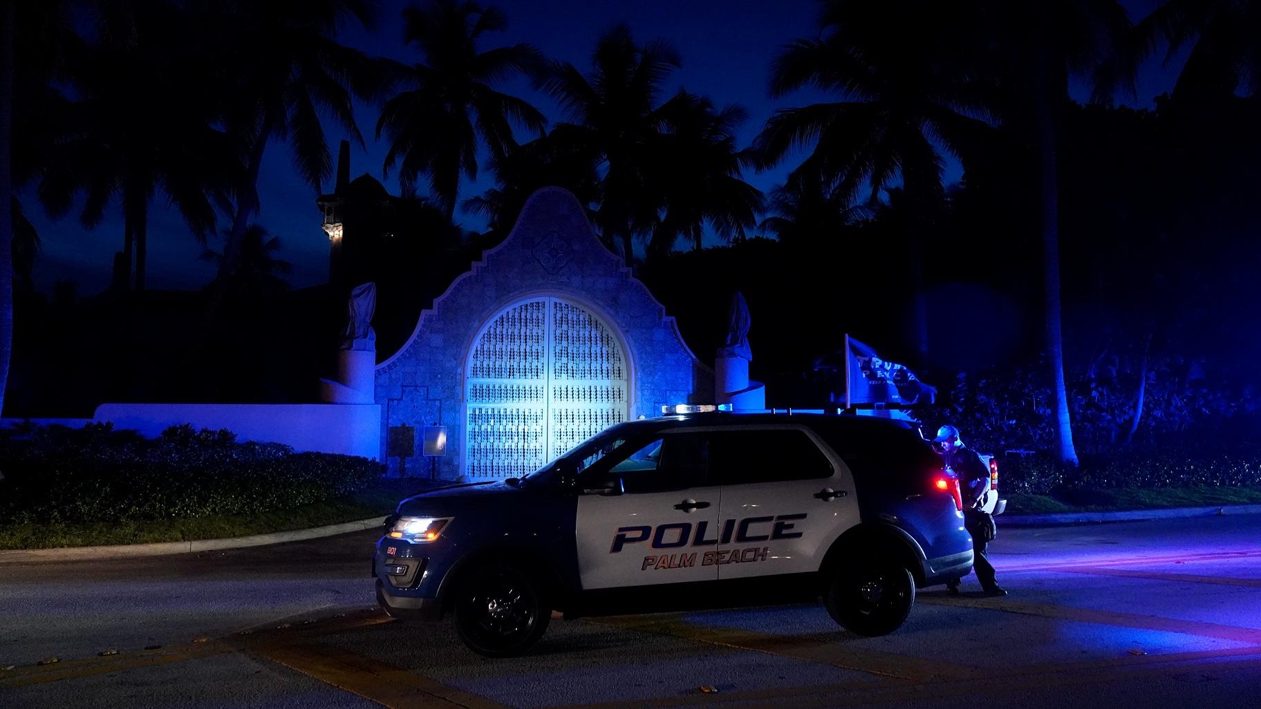 Police stand outside an entrance to former President Donald Trump’s Mar-a-Lago estate, Monday, Aug. 8, 2022, in Palm Beach, Fla. (AP Photo / Wilfredo Lee)