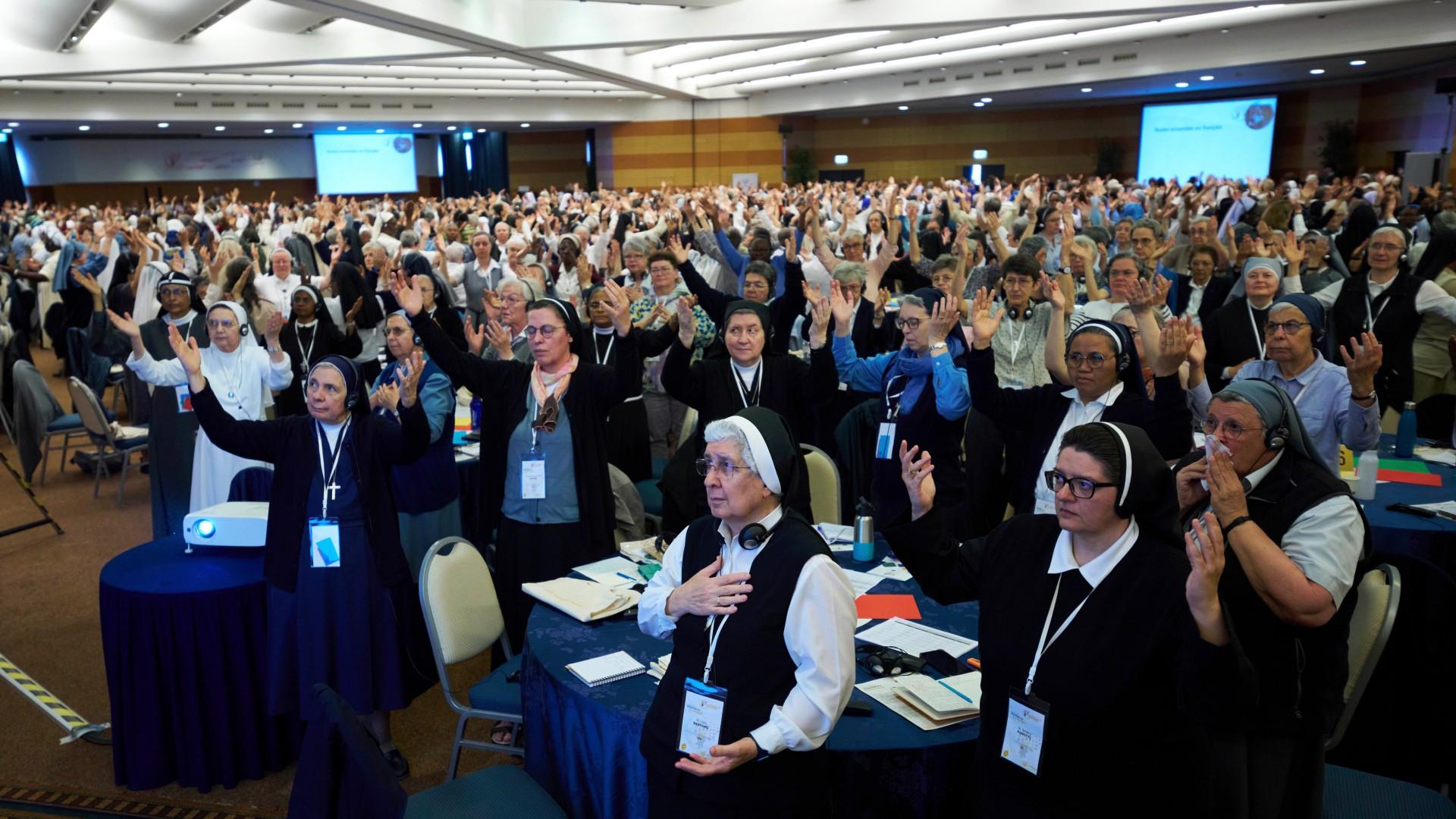 Nuns pray during a congress of nearly 900 superiors of the world's female religious orders in Rome, Monday, May 5, 2025. (AP Photo / Alessandra Tarantino)