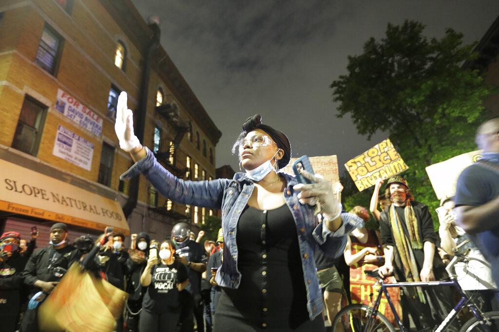 Protesters confront police officers near Barclays Center after a rally over the death of George Floyd, Friday, May 29, 2020, in the Brooklyn borough of New York. (AP Photo / Frank Franklin II)