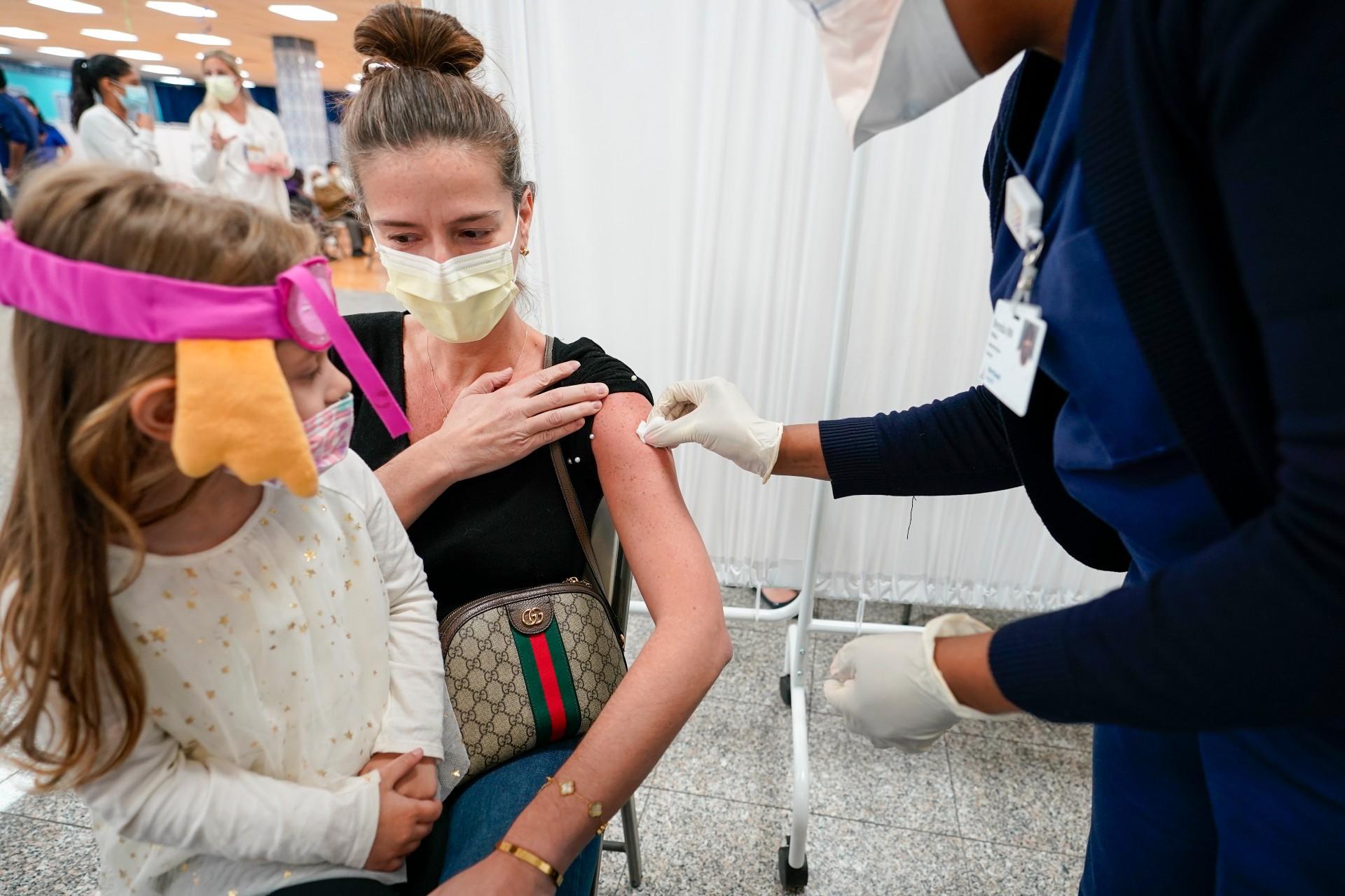 Mosque member Asie Late’s granddaughter Emma watches as a Northwell Health registered nurse inoculates her with the Johnson & Johnson COVID-19 vaccine at a pop up vaccination site inside the Albanian Islamic Cultural Center, Thursday, April 8, 2021, in the Staten Island borough of New York. (AP Photo / Mary Altaffer)