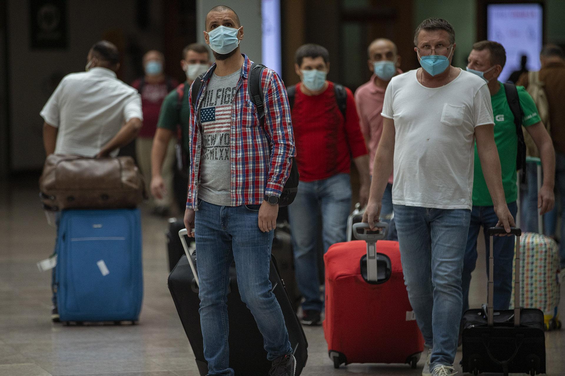Passengers arrive at the Barcelona airport in Barcelona, Spain, Tuesday, June 30, 2020. (AP Photo / Emilio Morenatti)