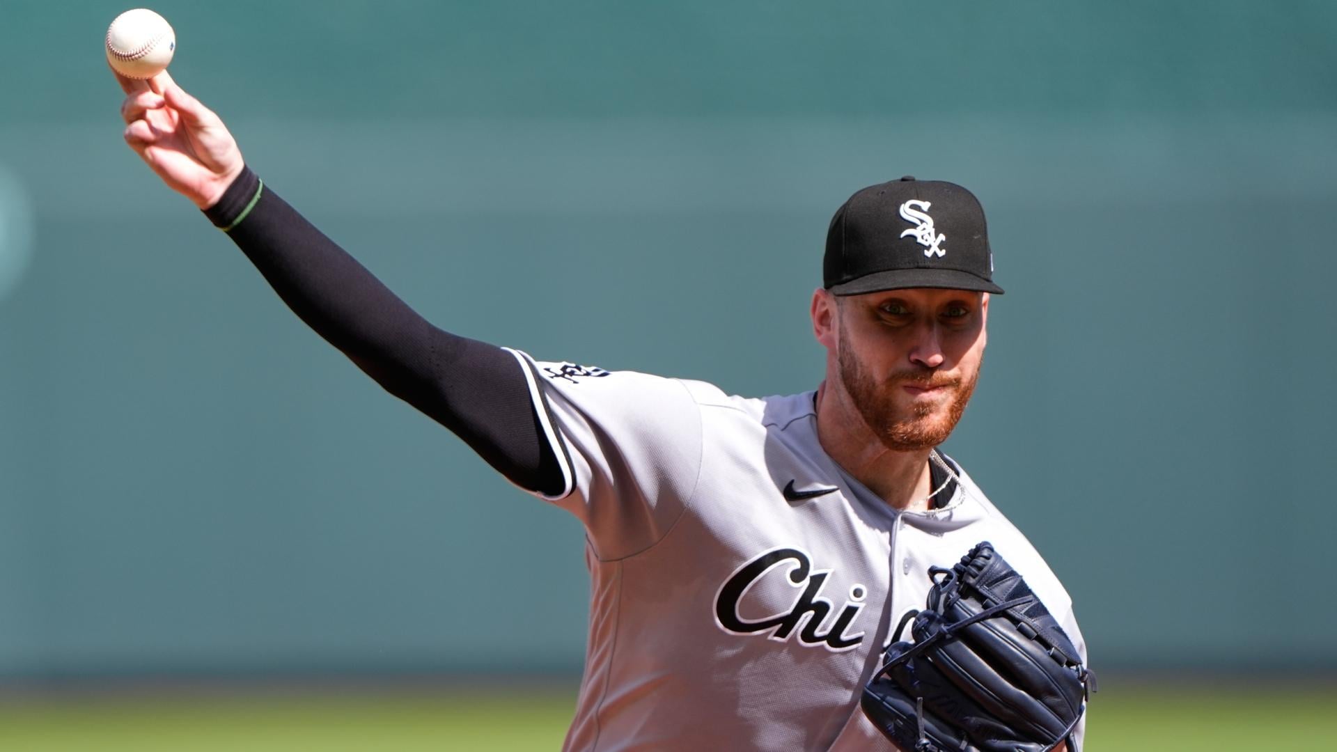 Chicago White Sox starting pitcher David Sandlin throws during the first inning of a baseball game against the Kansas City Royals, Thursday, Sept. 24, 2026, in Kansas City, Mo. (AP Photo/Charlie Riedel)