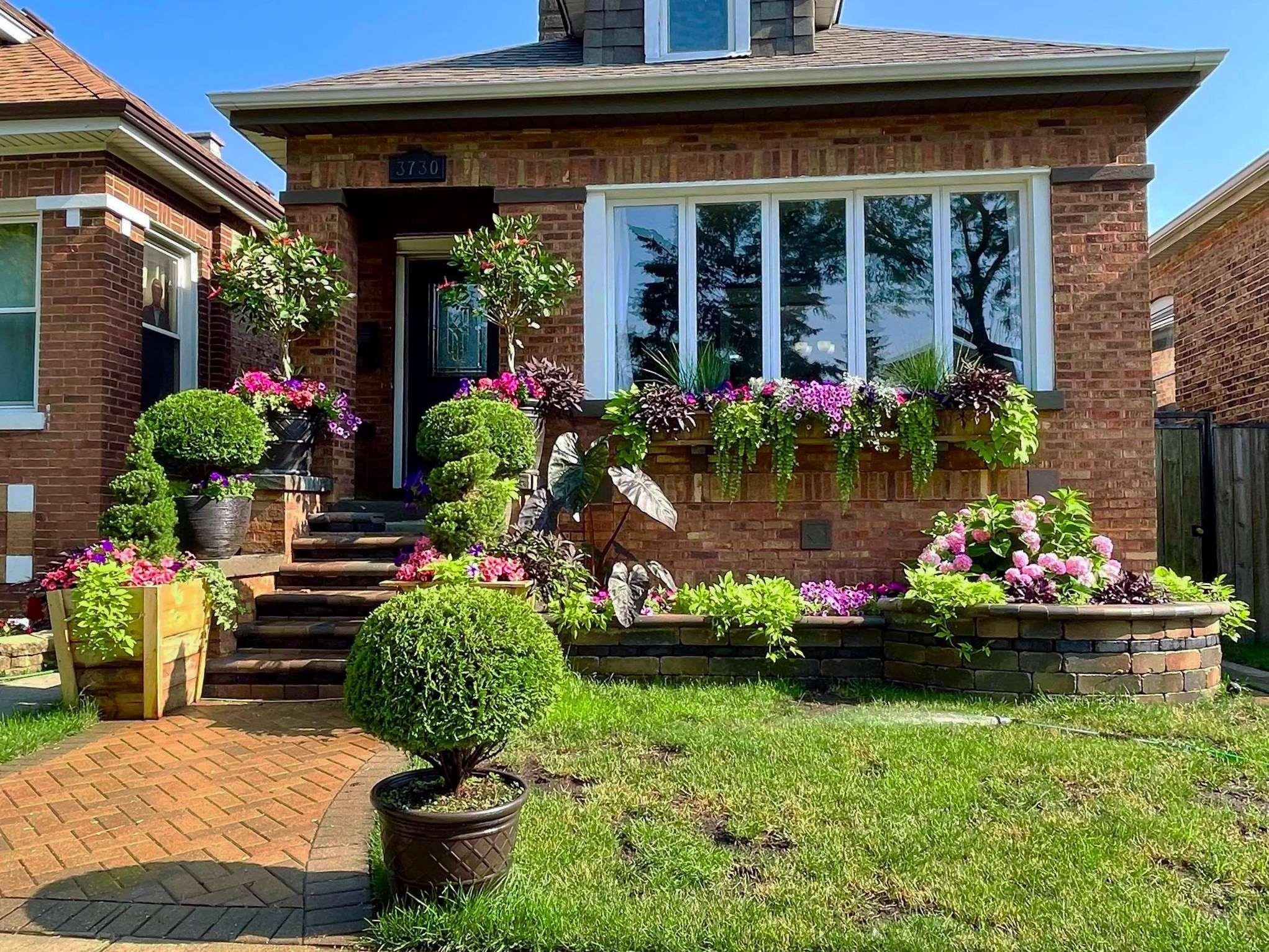 West Lawn residents Mitzi and Gilberto Cantu won the window/planter box category in the Chicago Bungalow Association’s fifth annual garden contest. (Chicago Bungalow Association)