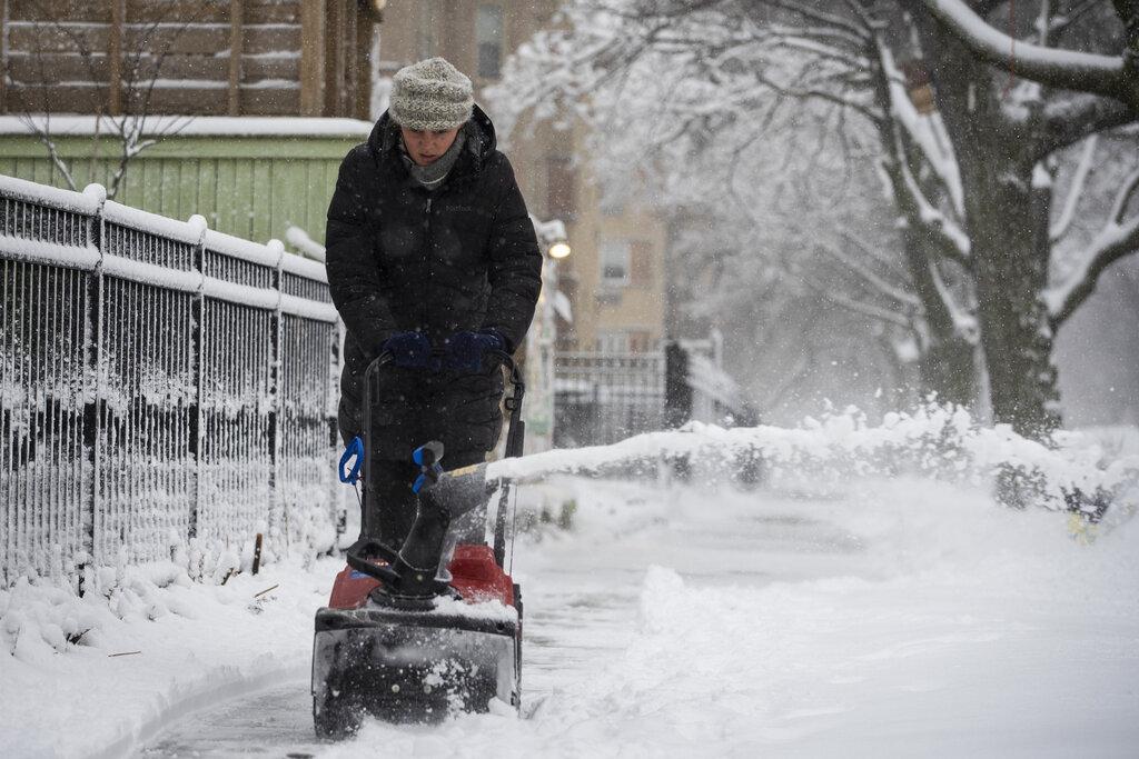 Foot Of Snow Blankets Parts Of Midwest Disrupts Travel Chicago News Wttw Foot Of Snow Blankets Parts Of Midwest Disrupts Travel Chicago News Wttw