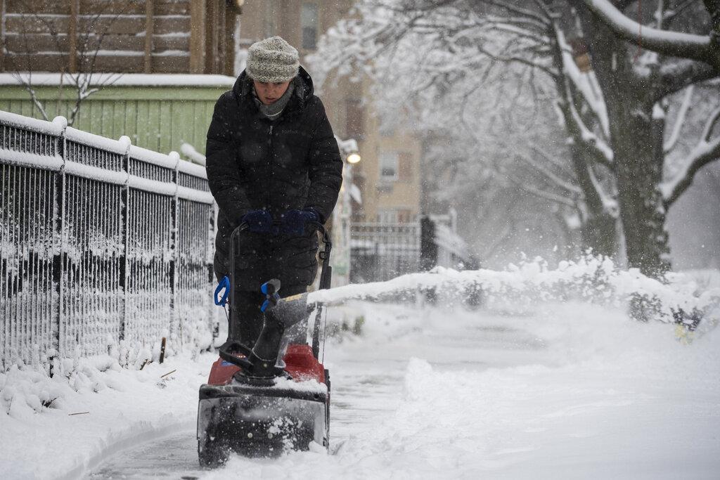 Foot Of Snow Blankets Parts Of Midwest Disrupts Travel Chicago News Wttw