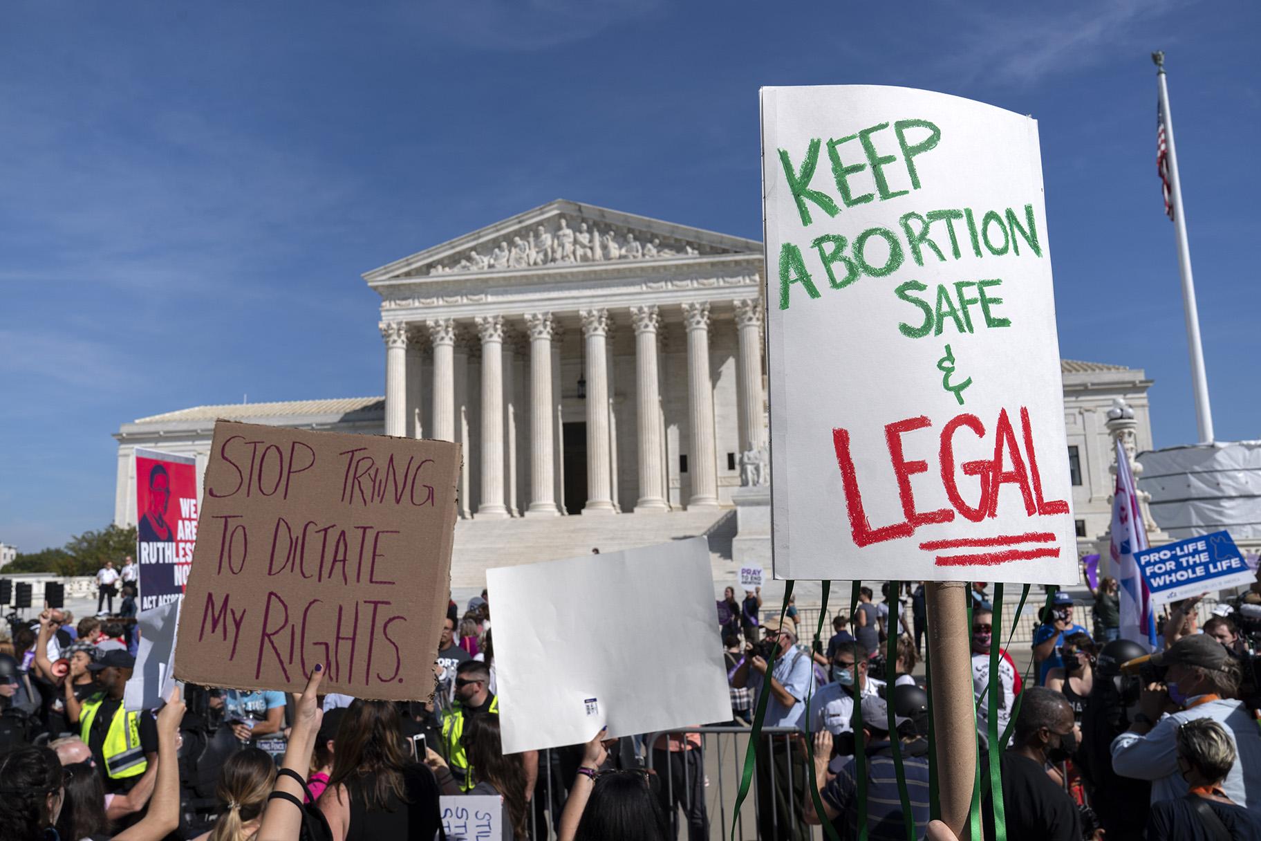 Protesters march past the United States Supreme Court during the Women's March in Washington on Saturday, October 2, 2021 (AP Photo / Jose Luis Magana)