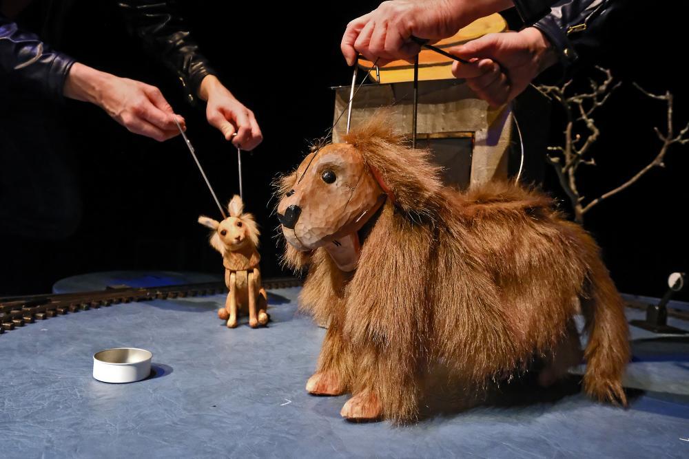 Performance of “Choo. Choo. Whistle. Woof.” (Photo by Josef Ptáček)