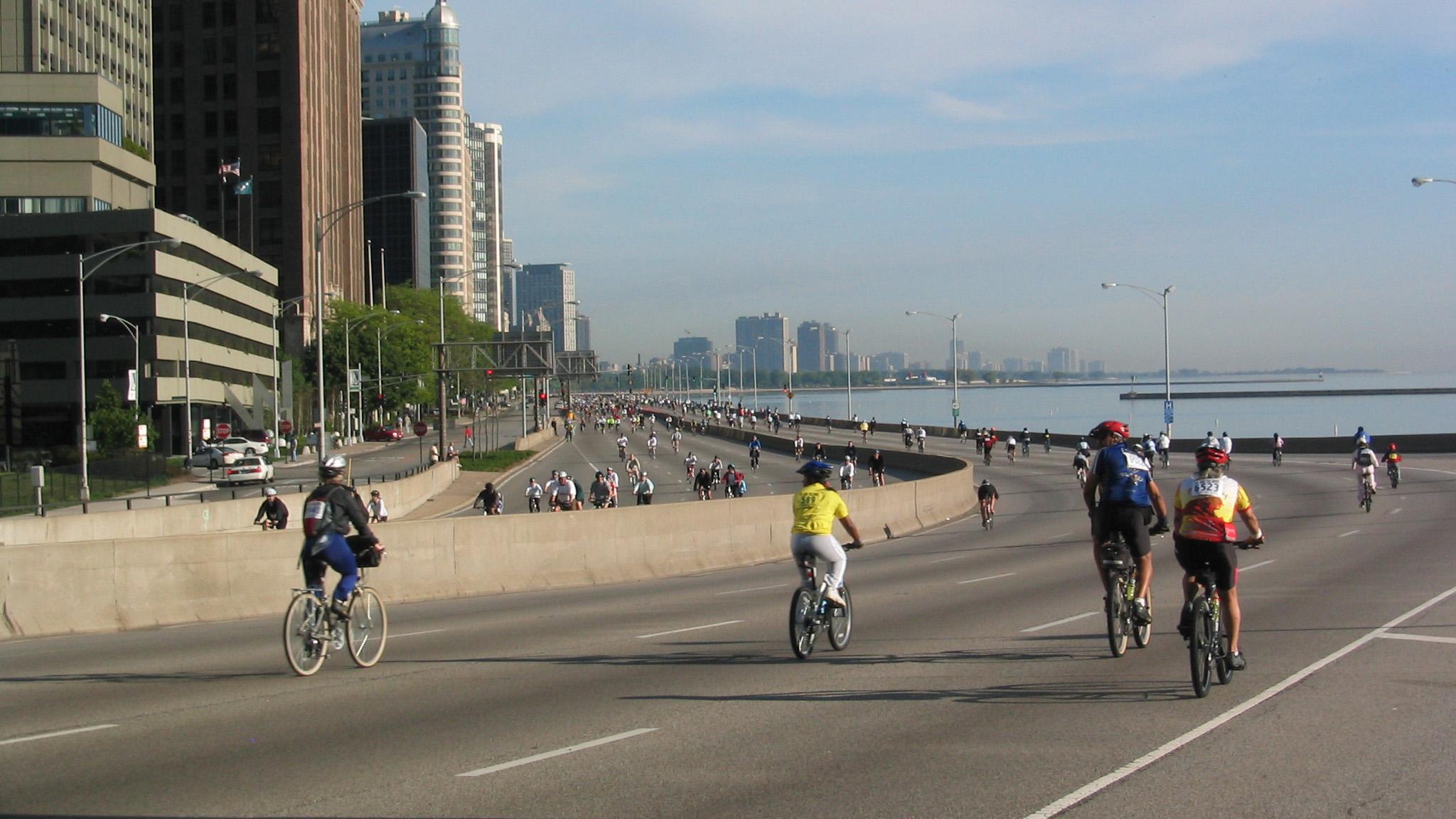 Cyclist take to Lake Shore Drive. (Wildcat Dunny / Flickr)